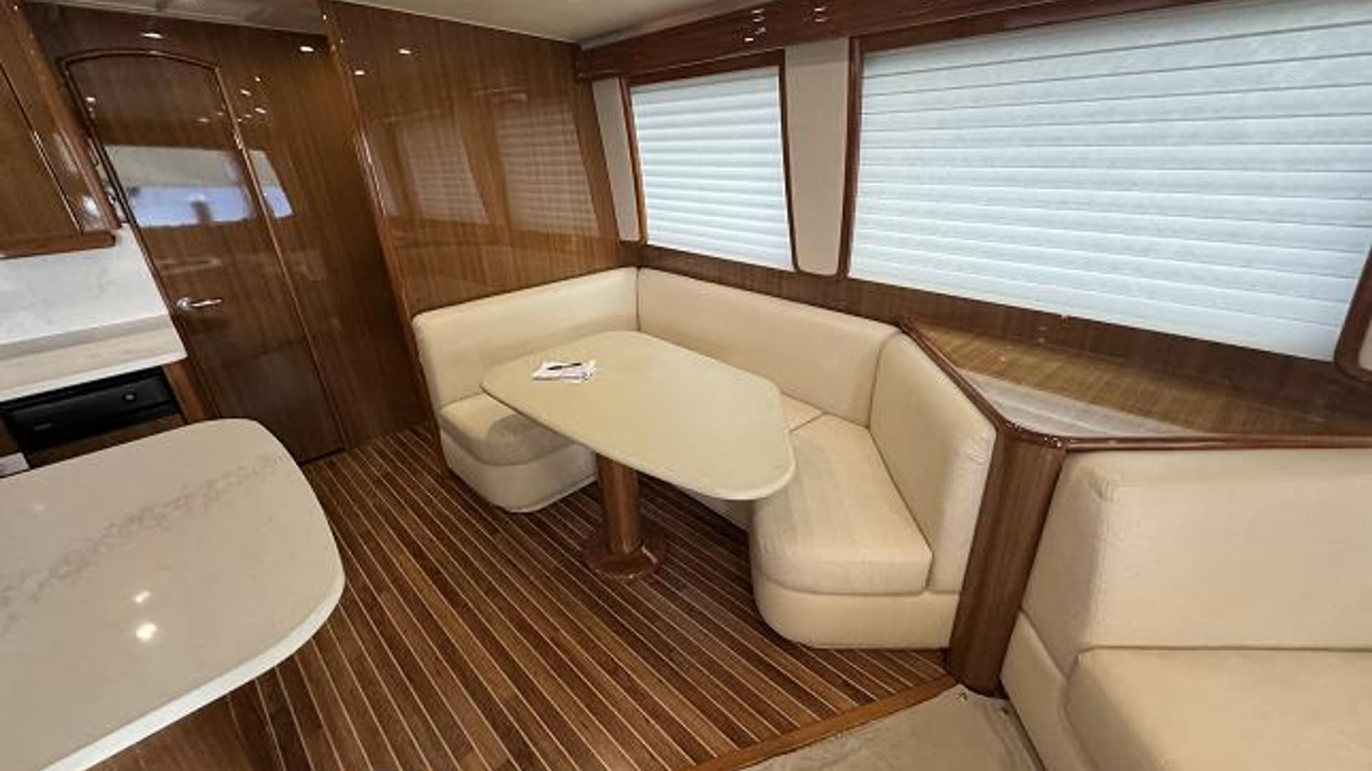 2007 74 Viking 74 Enclosed Bridge Never Settle - Dinette