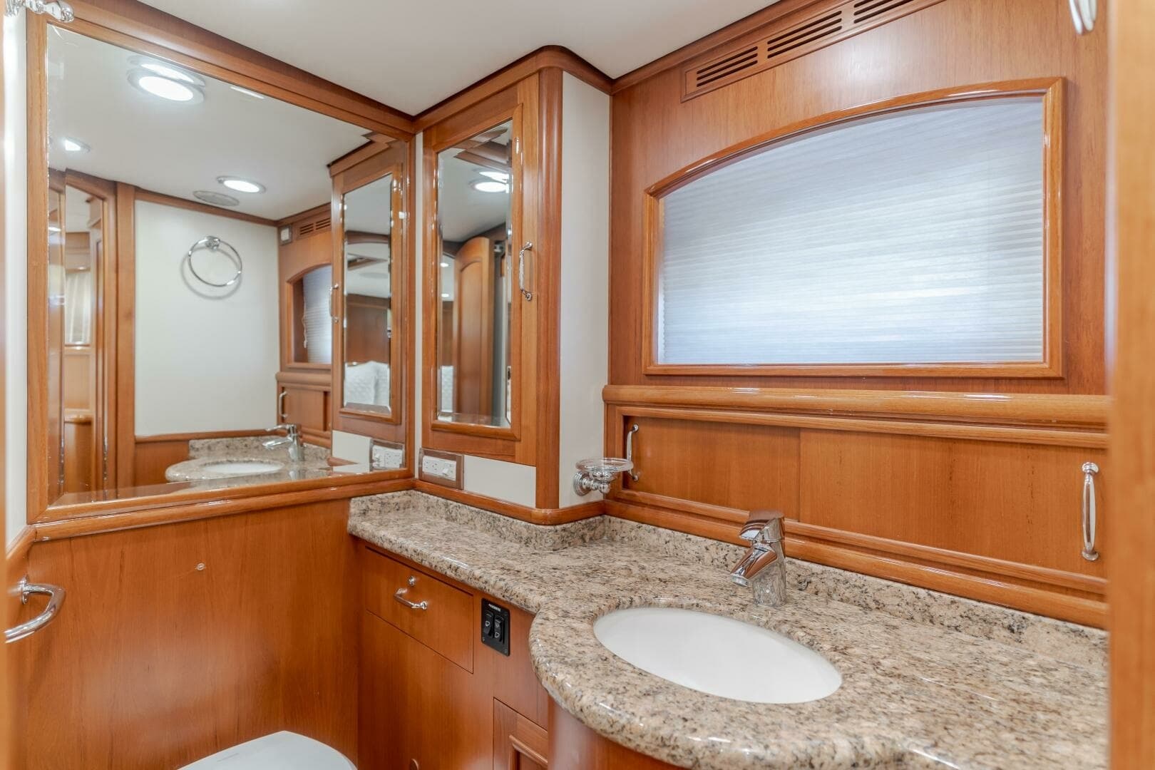 2008 Grand Banks 59 Aleutian RP- "TINTAGEL": Luxurious Ensuite Bathroom