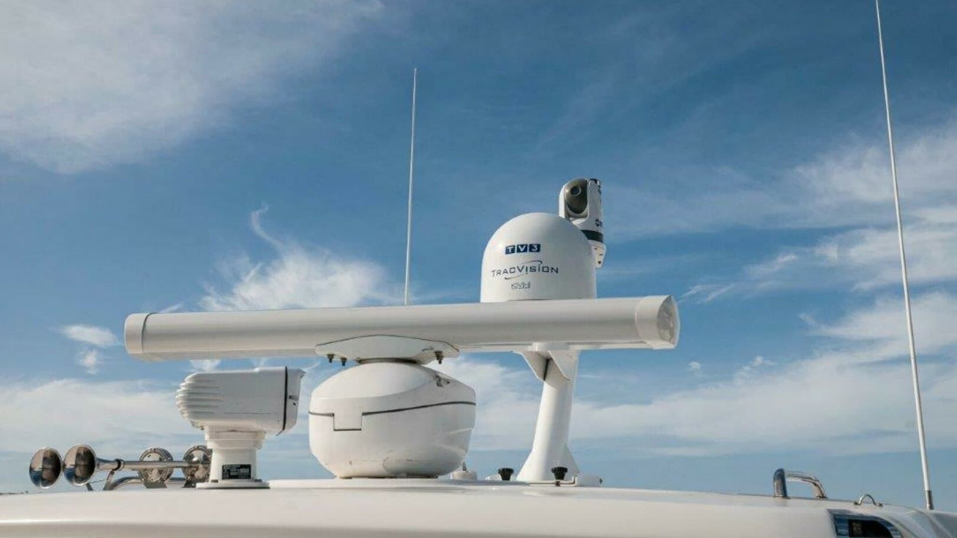 2018 42 Boston Whaler 420 Outrage The Tyder II Antenna