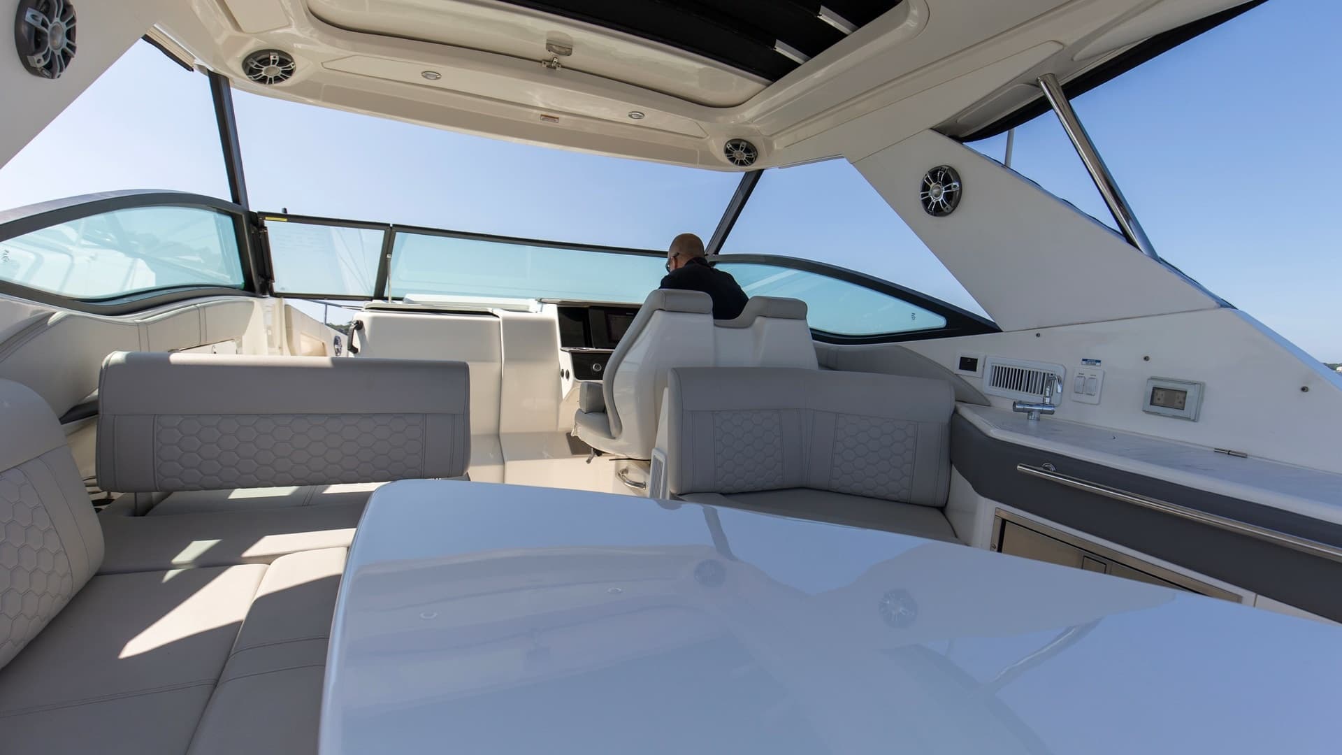 2022 32 Sea Ray 320 Sundancer OB Raya Sunshine Lounge_Salon (3)