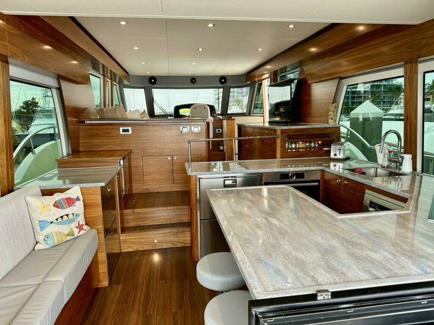 Outer Reef 62 SOUTH  PAWS - Salon Galley