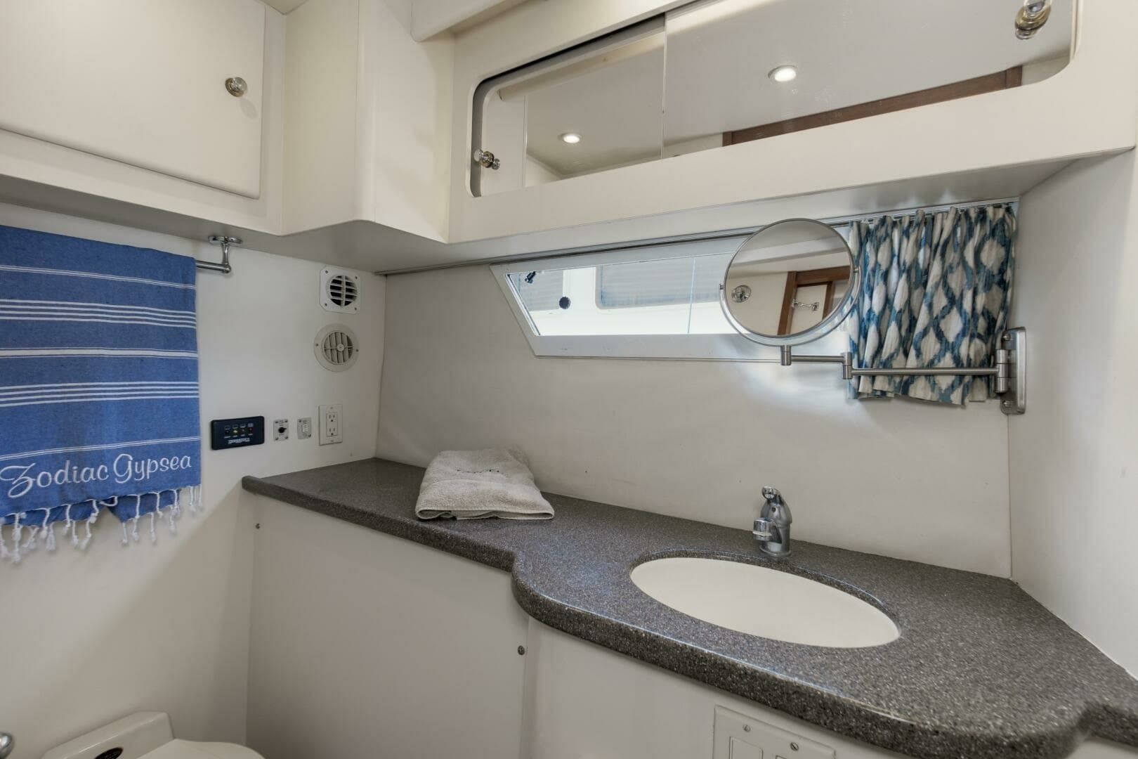 1997 44 Carver 445 Zodiac Gypsea Master Head (2)