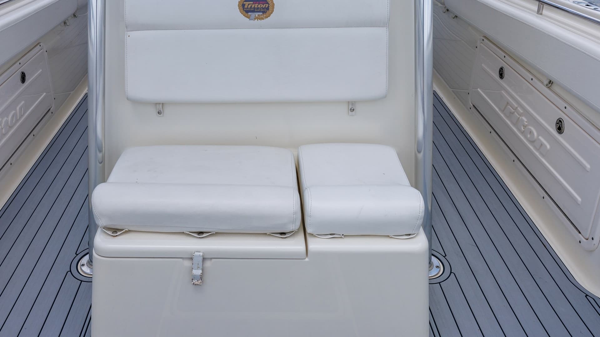Center Console Seating Area
