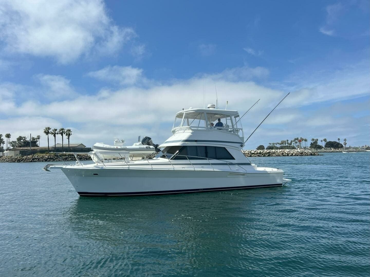 Side Profile of Riviera 43 Flybridge