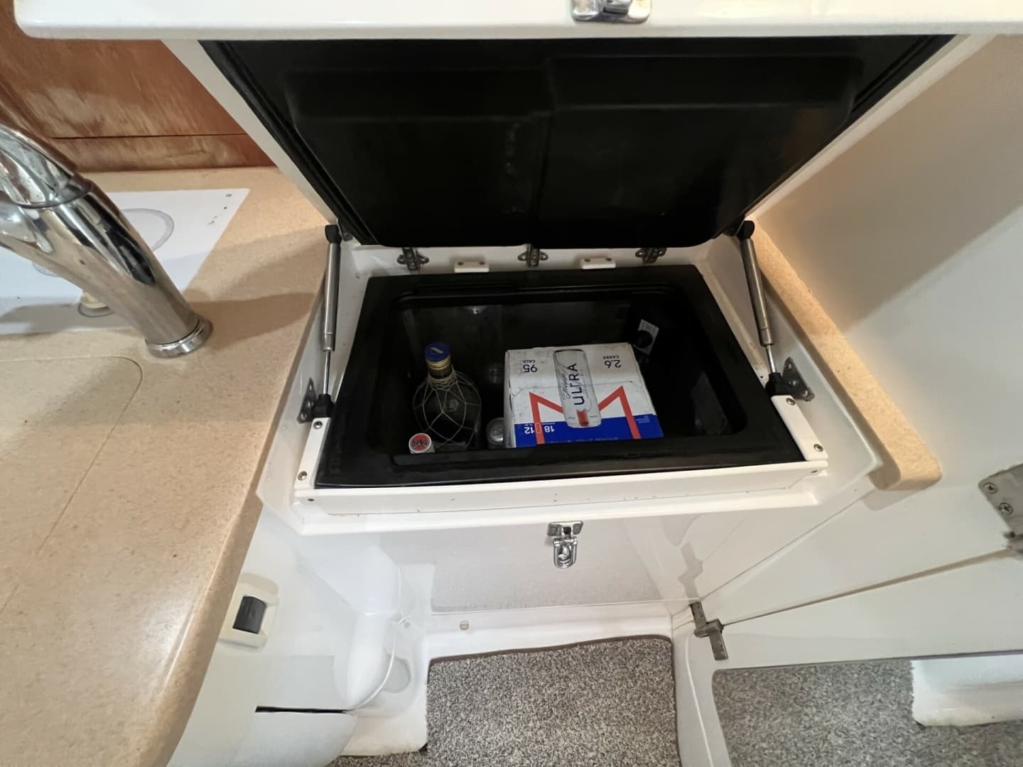 Intrepid 37 FINSURE - Interior