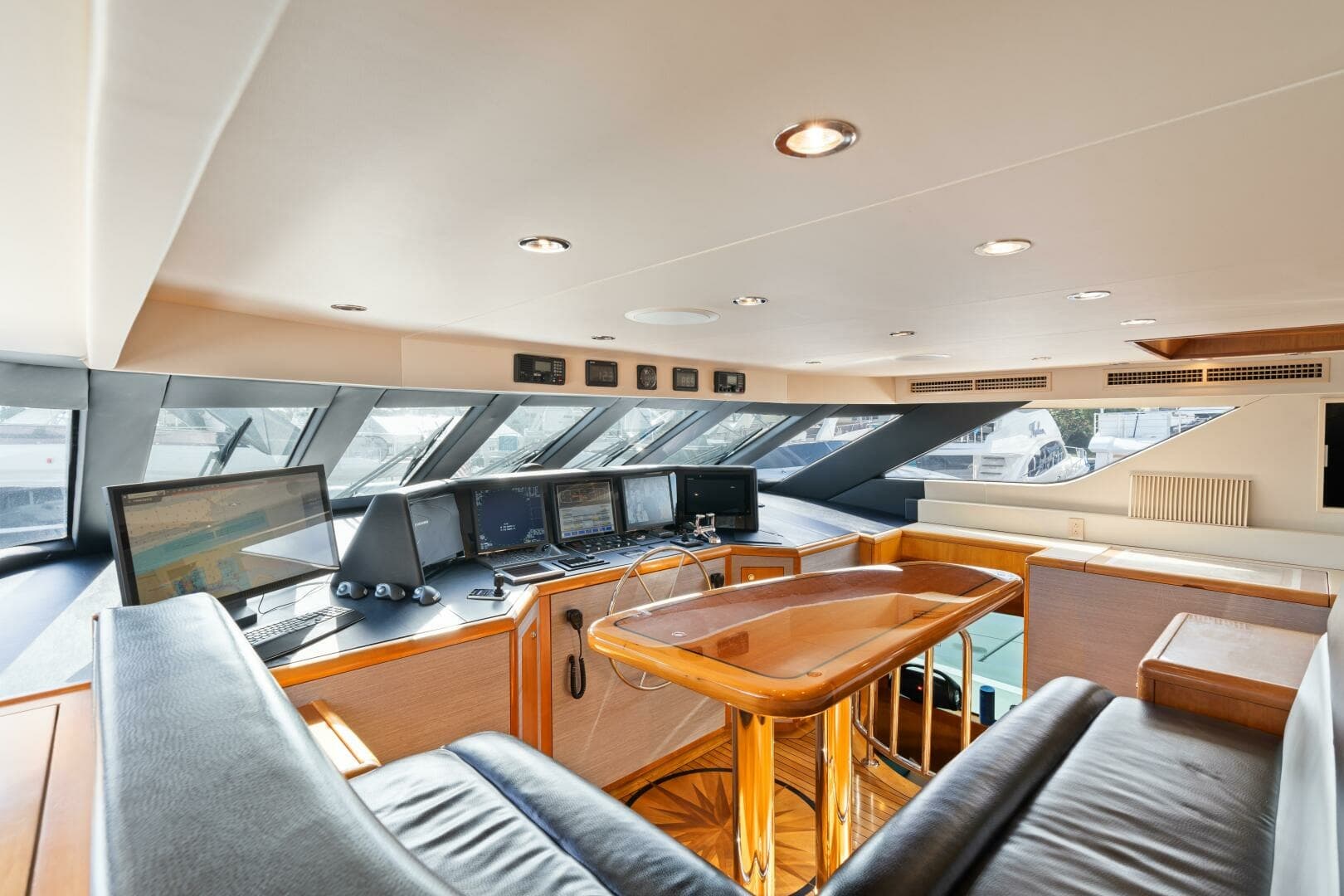 Hatteras 100 MAGIC - Pilothouse