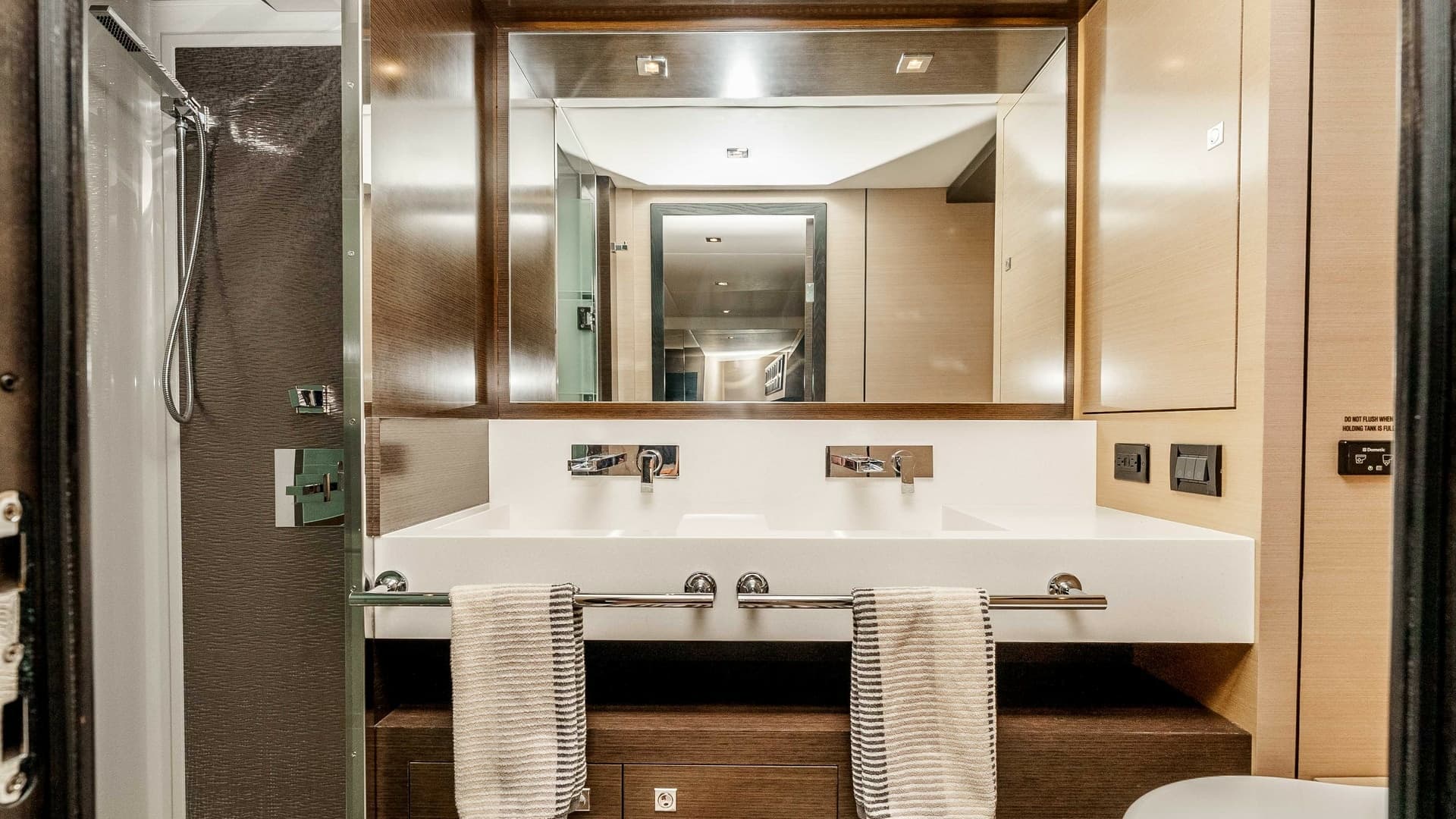 2017 Cruisers 60 Cantius 'Rising Star' - Elegant Master Ensuite Head