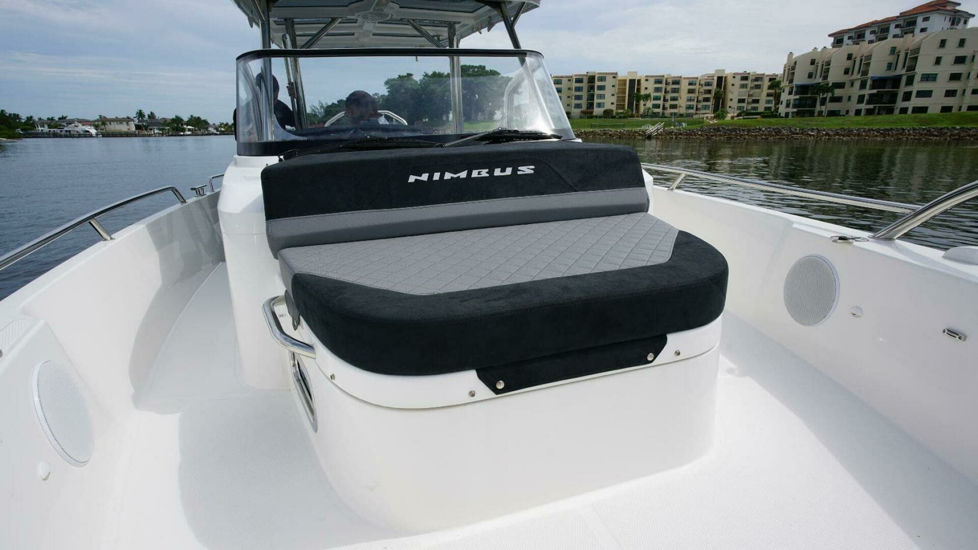 Nimbus TEnder 9 Forward Seating