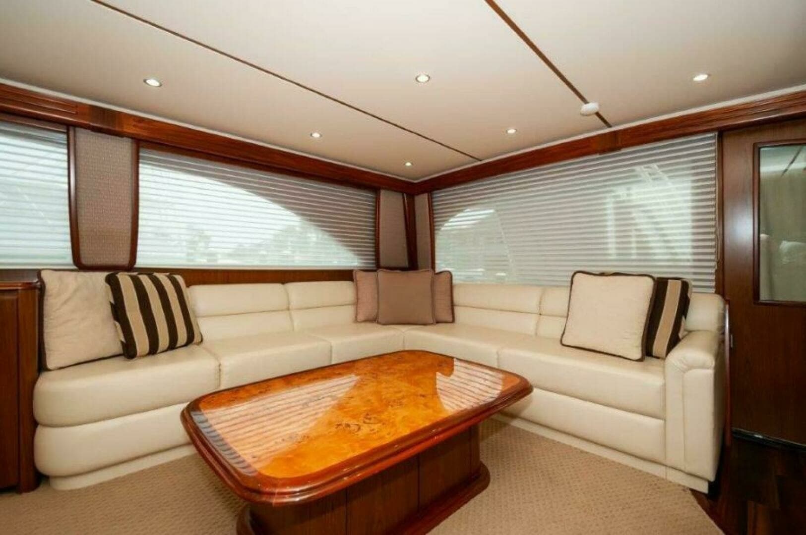 2012 76 Viking Sky Bridge REEL DANGEROUS Salon (2)