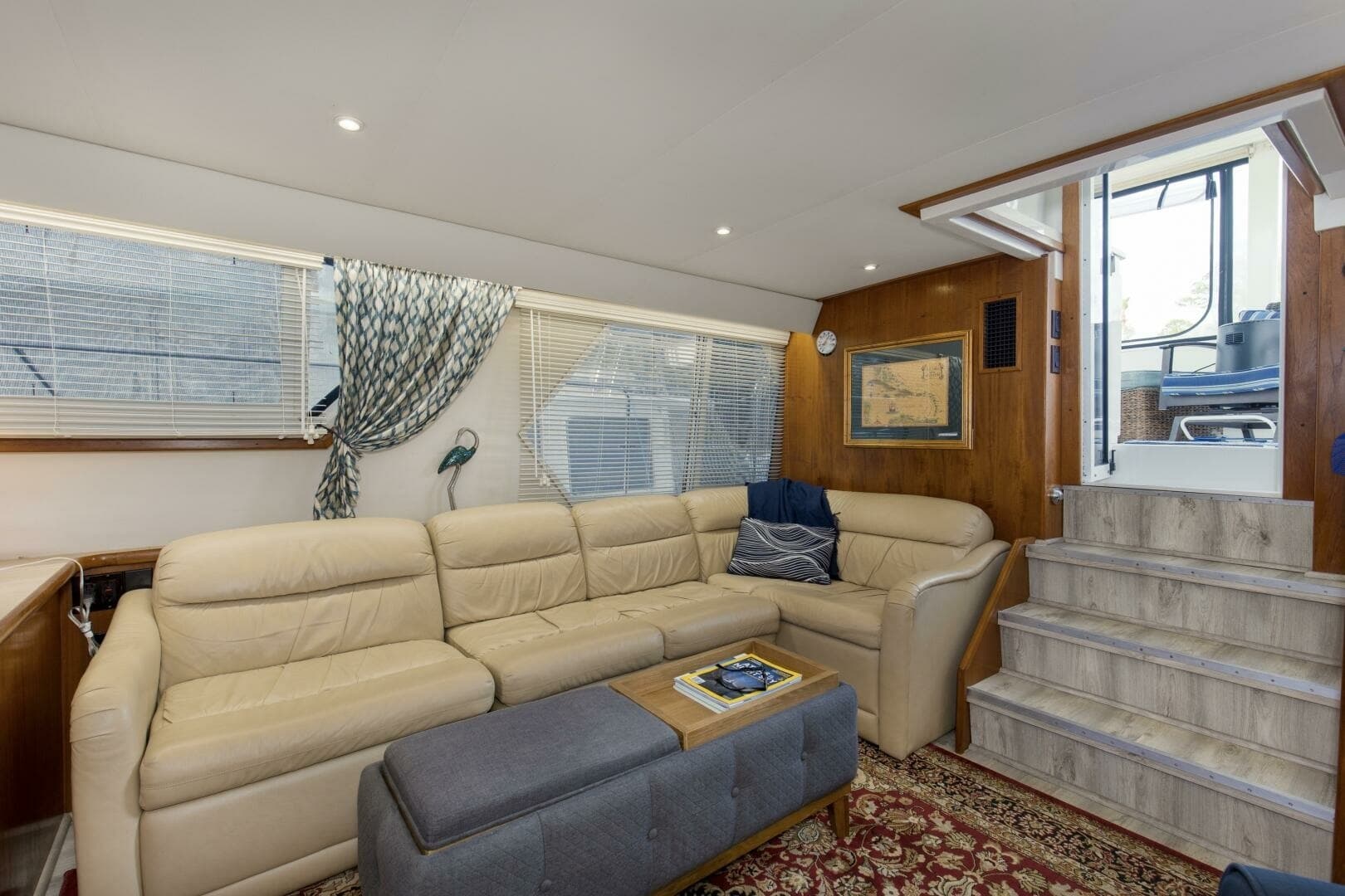 1997 44 Carver 445 Zodiac Gypsea Salon (2)
