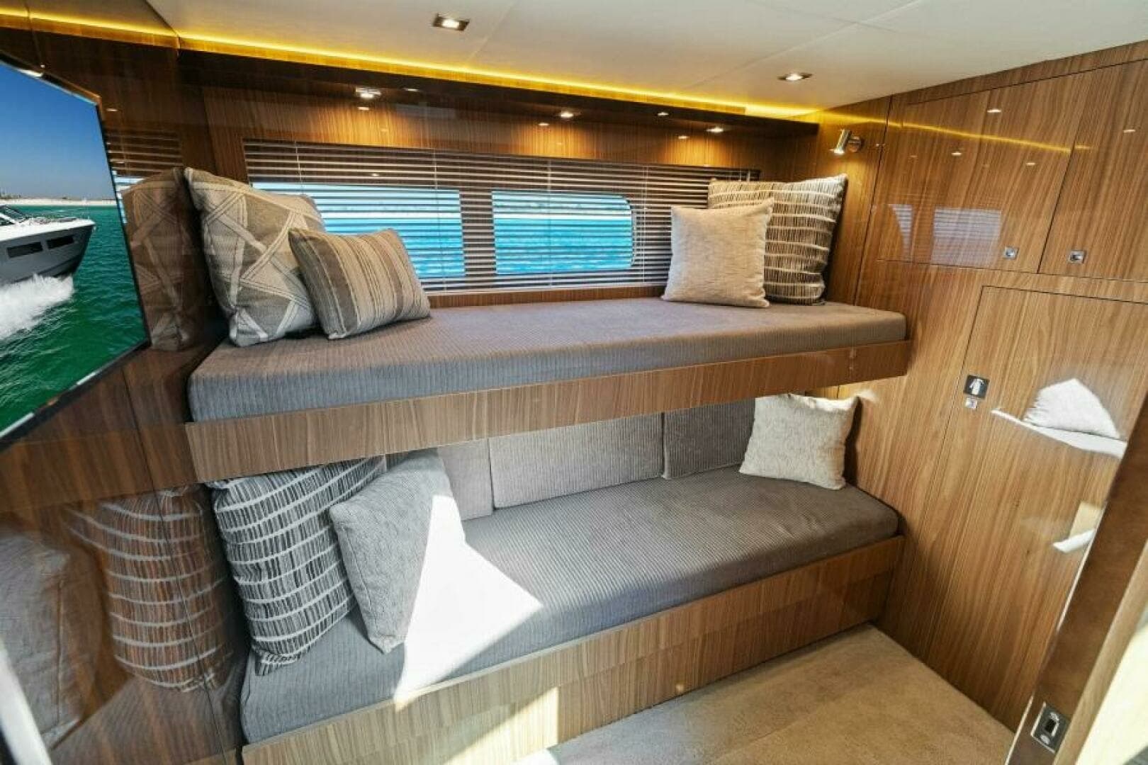 2023 Cruisers Yachts 60 Cantius Fly- Guest Stateroom