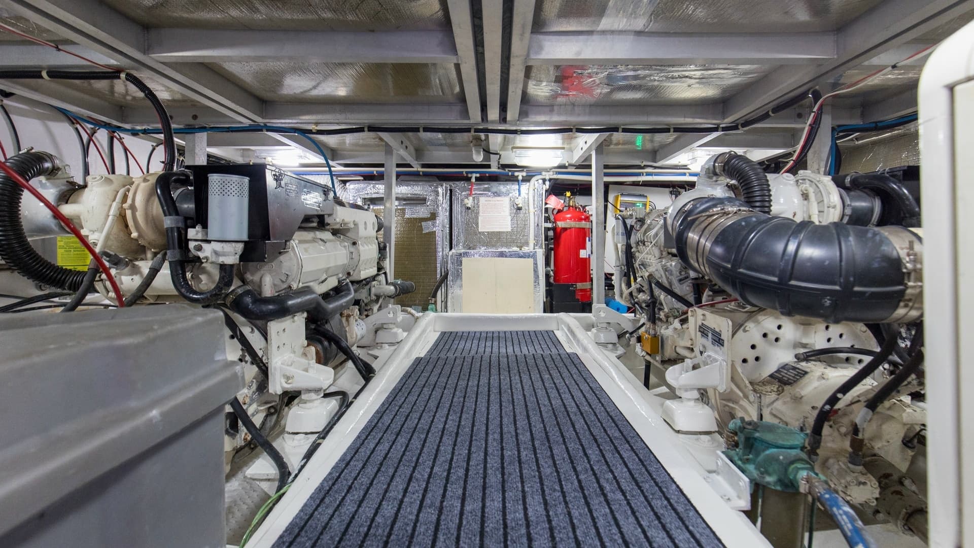 2001 48 Navigator 4800 Classic Maggie B Engine Room