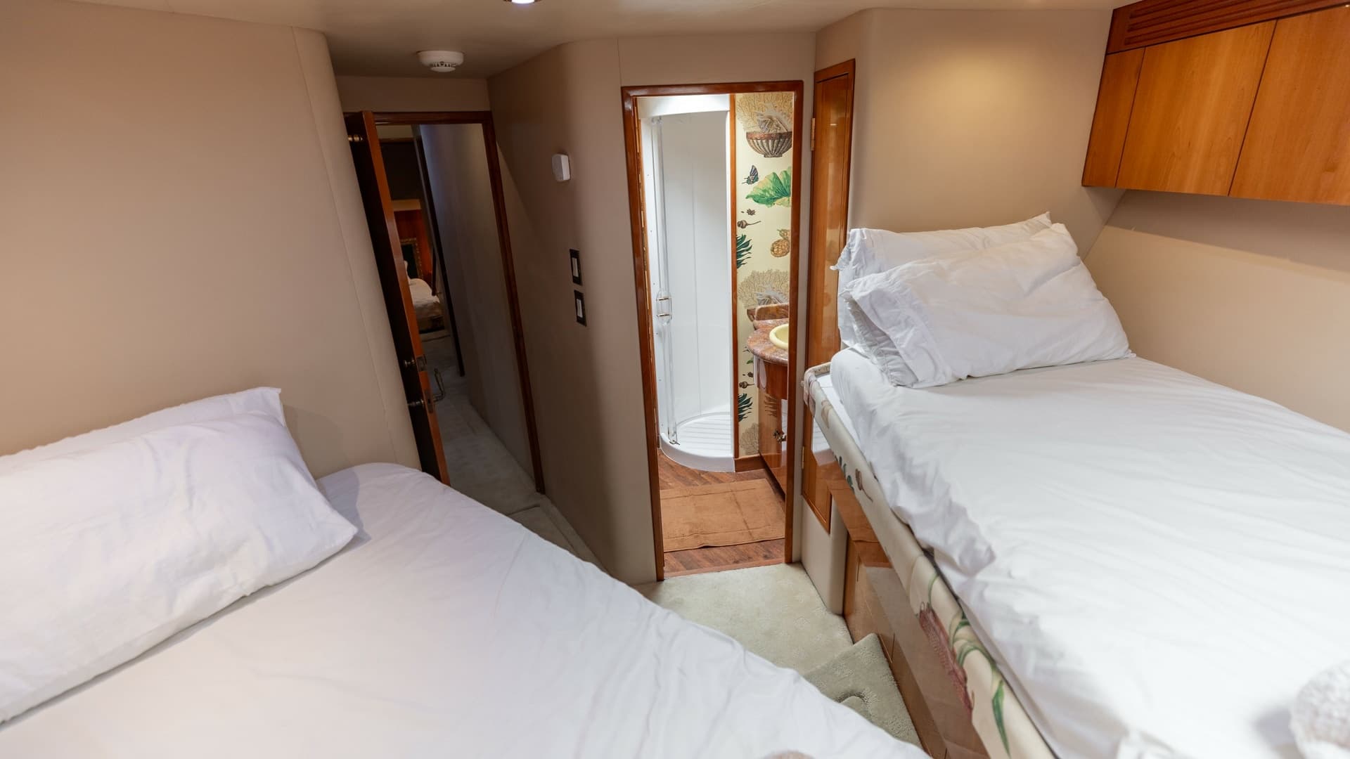 2007 Hatteras 68 Convertible- KEMOSABE- VIP Forward Stateroom