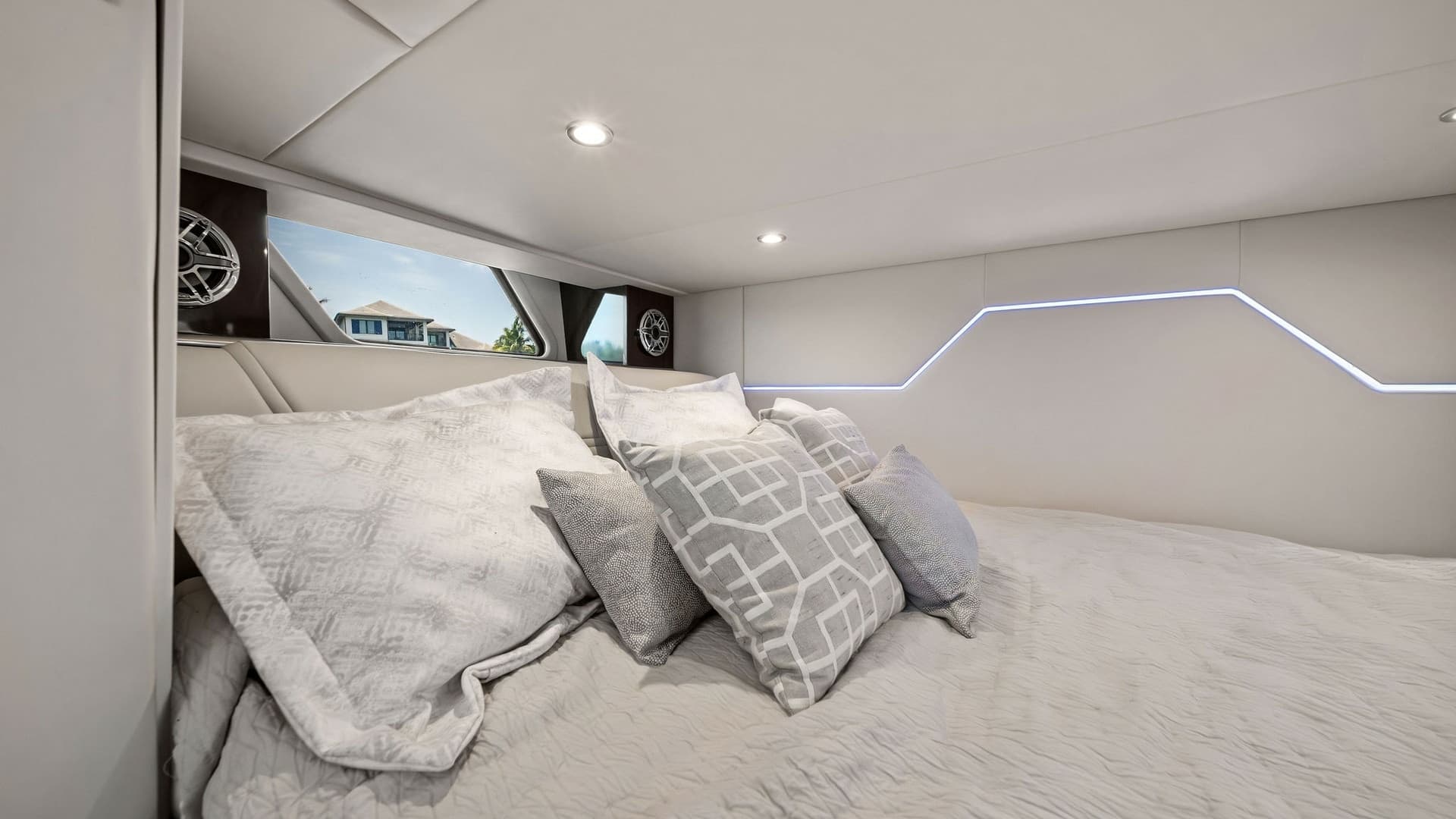 Luxurious Cabin with Plush Bedding