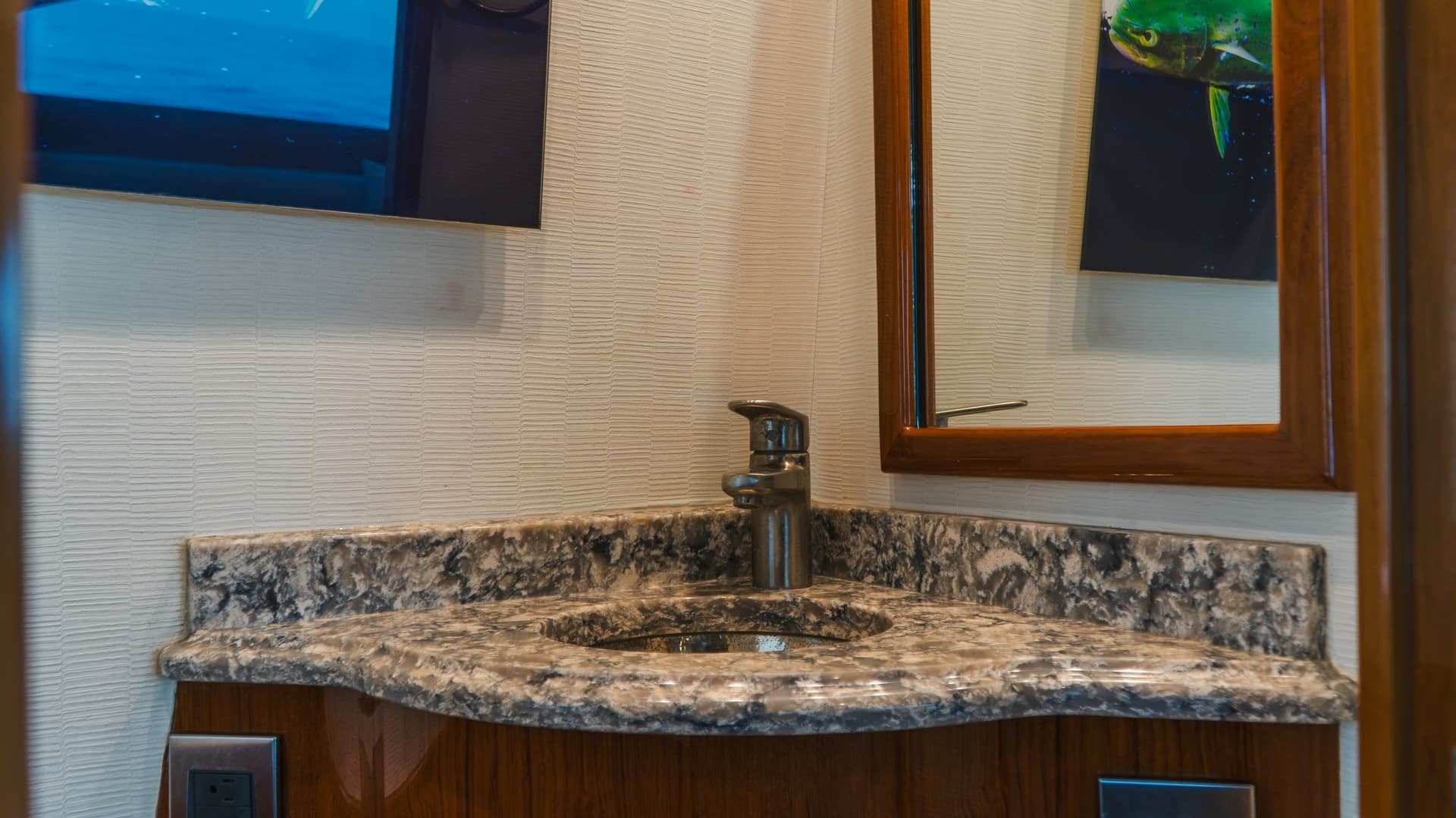 Elegant Guest Head Vanity