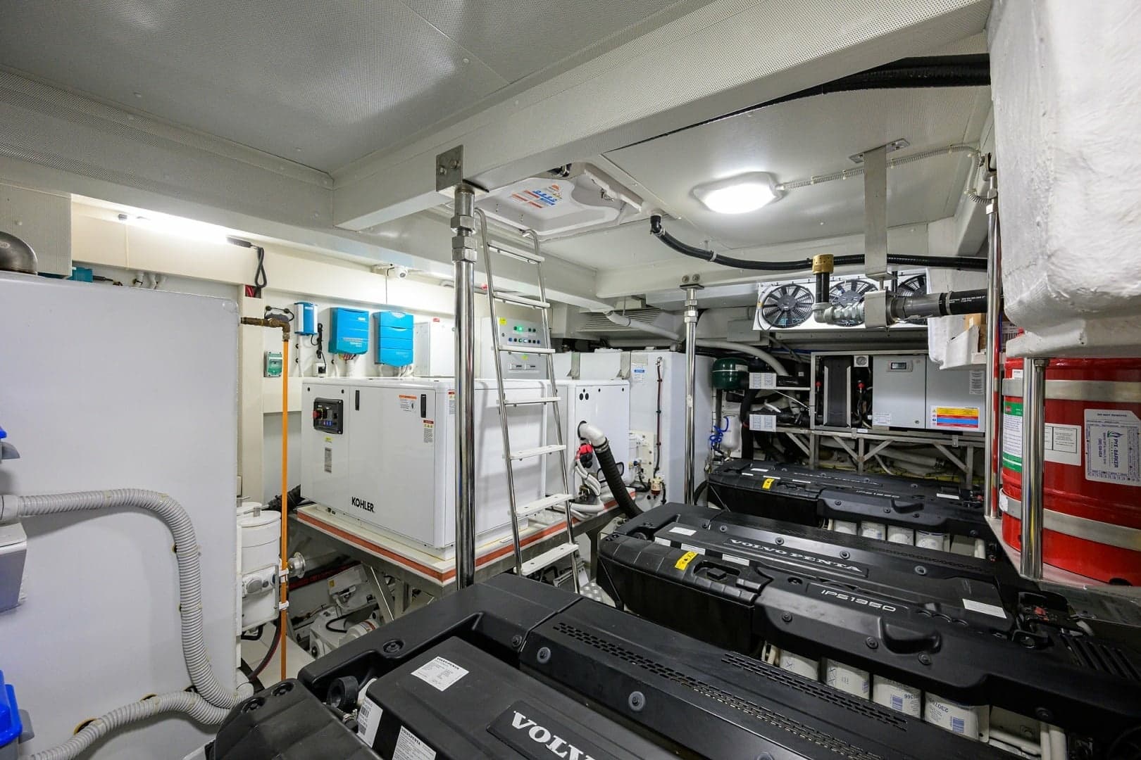 Azimut 78 - DT78 - Engine Room