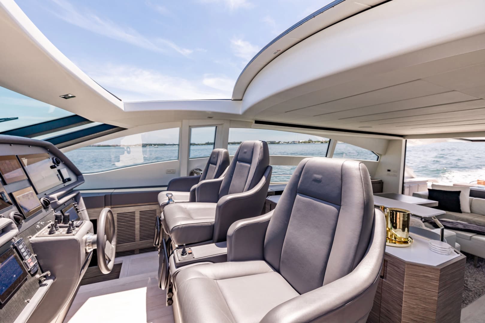 2017 Pershing 82 VHP