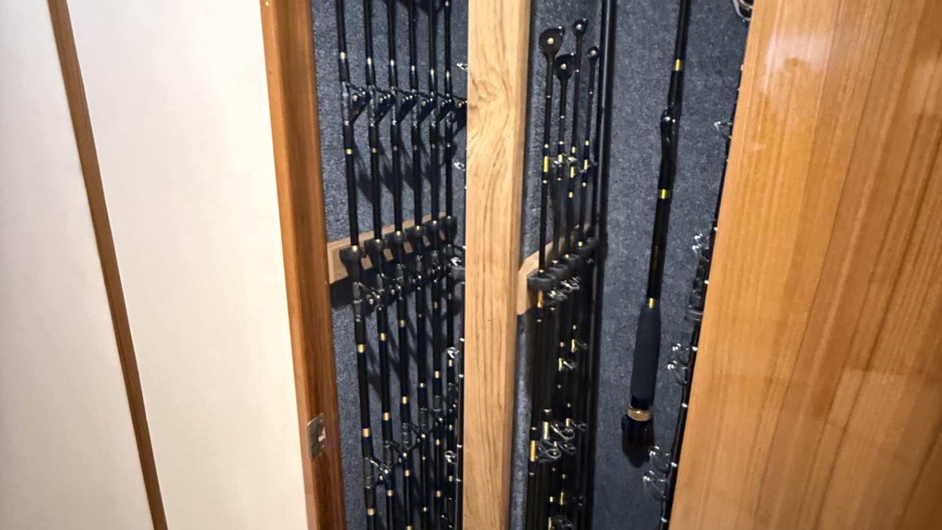 2007 64 Viking Enclosed Bridge Reel Blues Custom Rod Storage