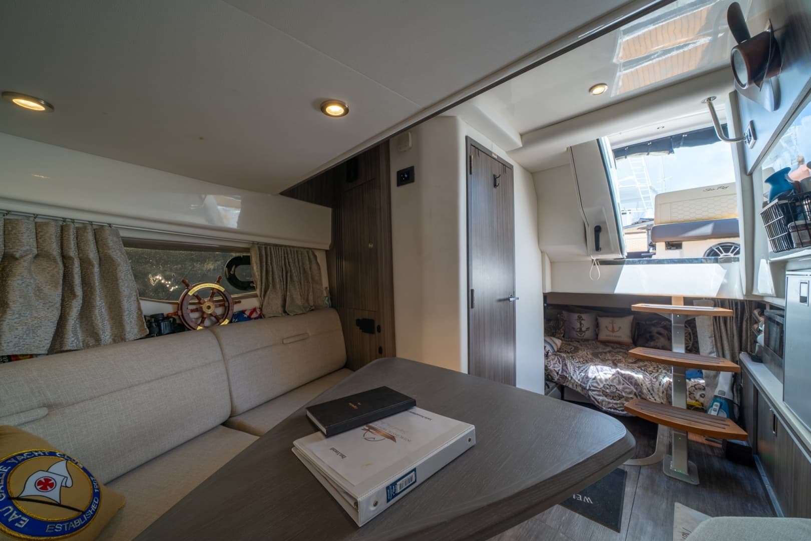 2025 Sea Ray 320 Sundancer