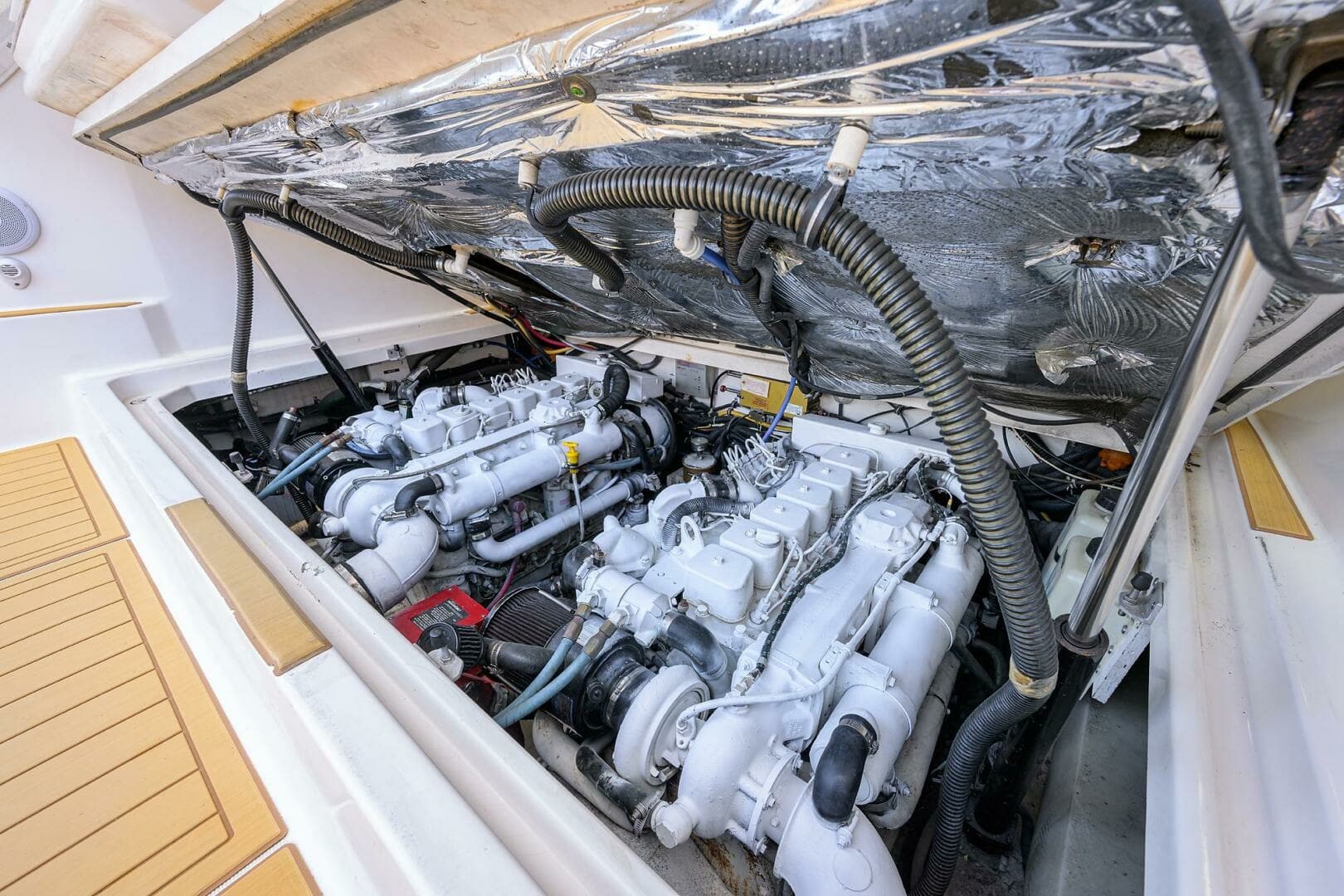 Tiara 3100 LE Black Jack - Engine Compartment
