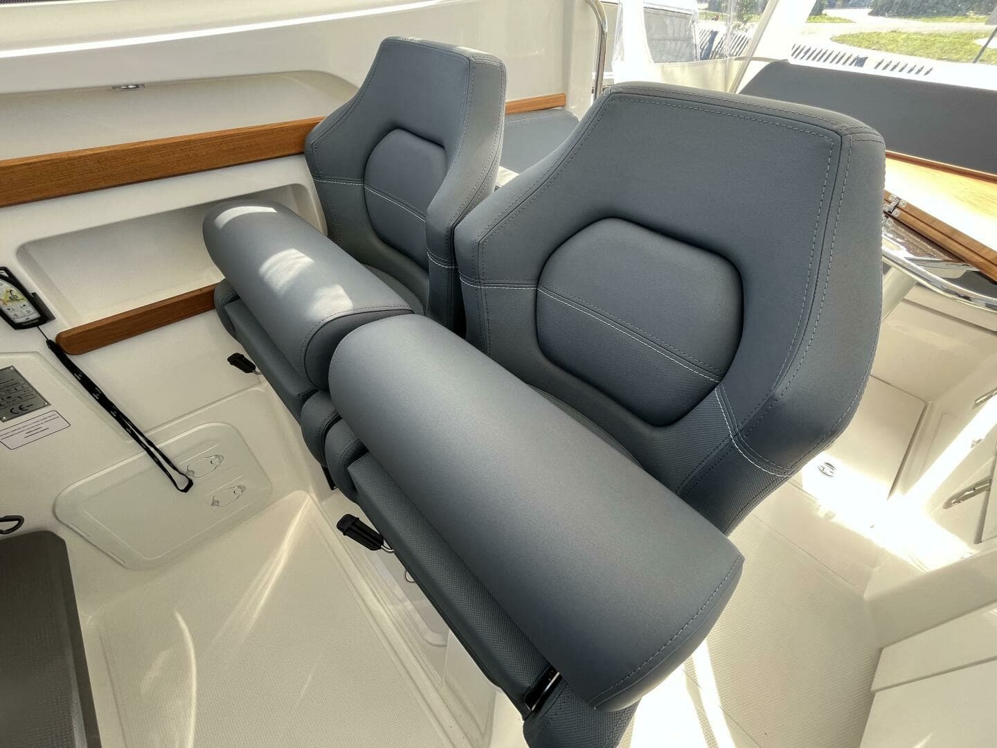 Nimbus Weekender 9 Helm Chairs