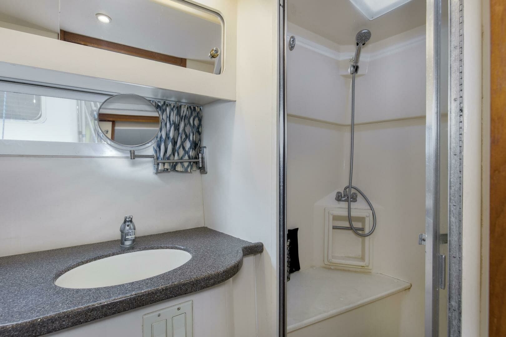 1997 44 Carver 445 Zodiac Gypsea Master Head