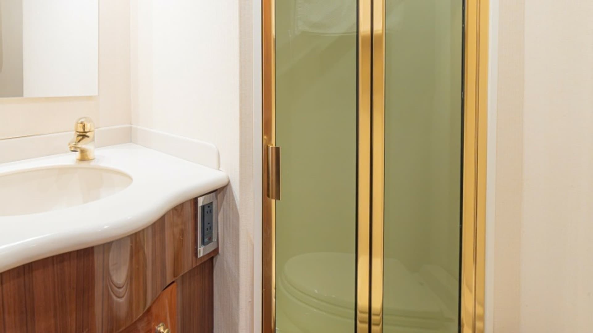 Elegant En-Suite Bathroom
