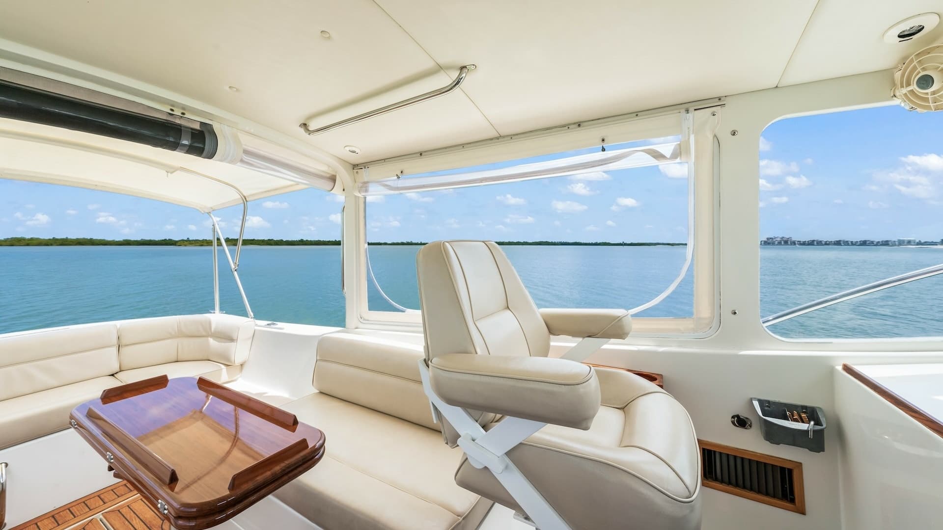 Spacious Helm and Seating Area
