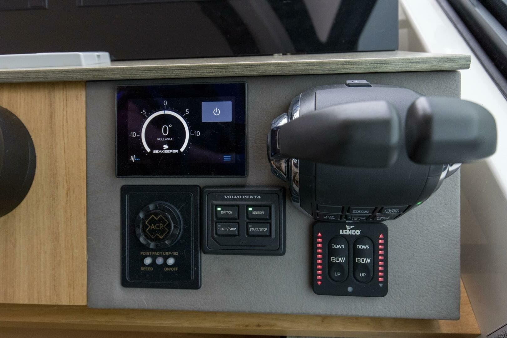 2019 Tiara Yachts C49 Coupe Helm Controls And Electronics (2)