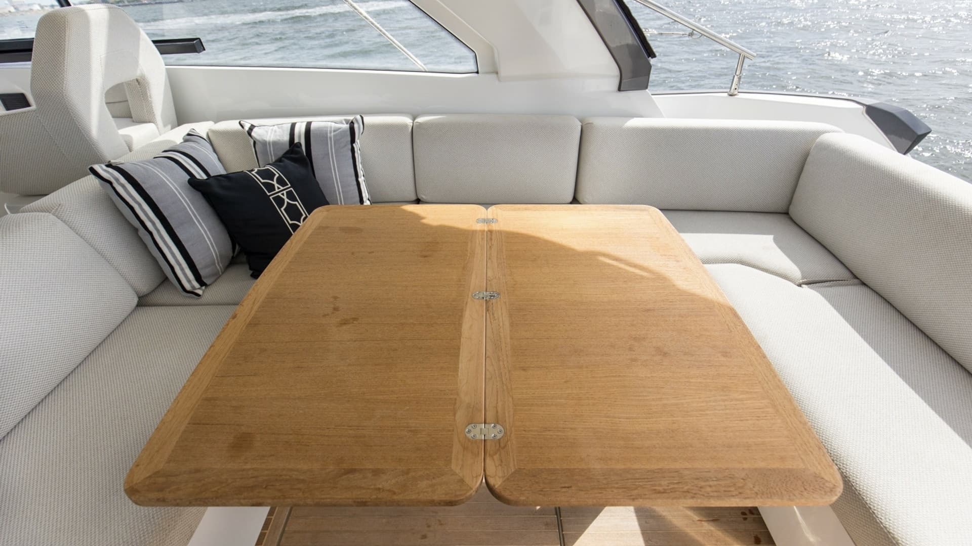 2022 Beneteau 41 Grand Turismo War Downs Eagle Topside (6)