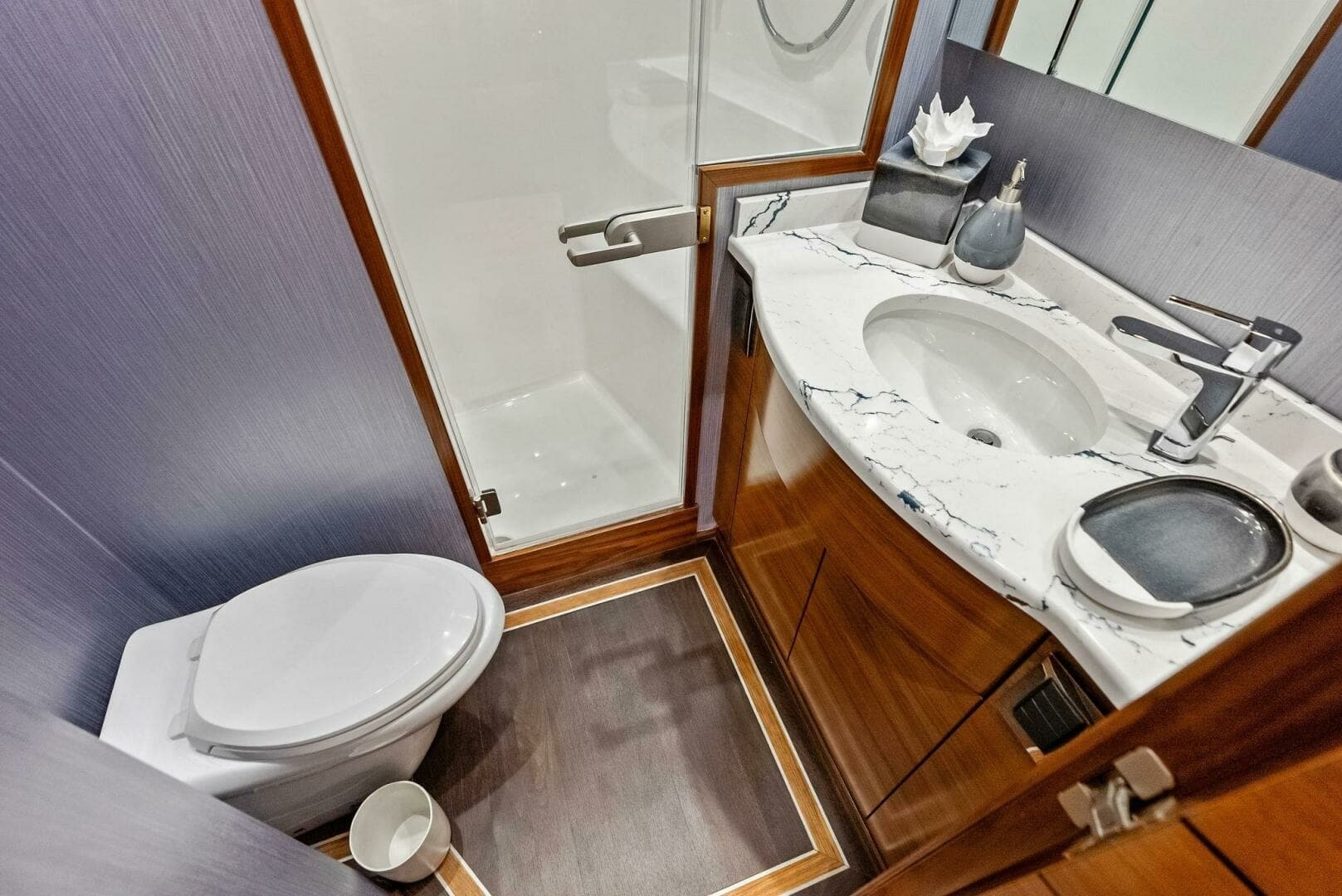 2023 Viking 64 Convertible- SIN PELO- Master Stateroom Head