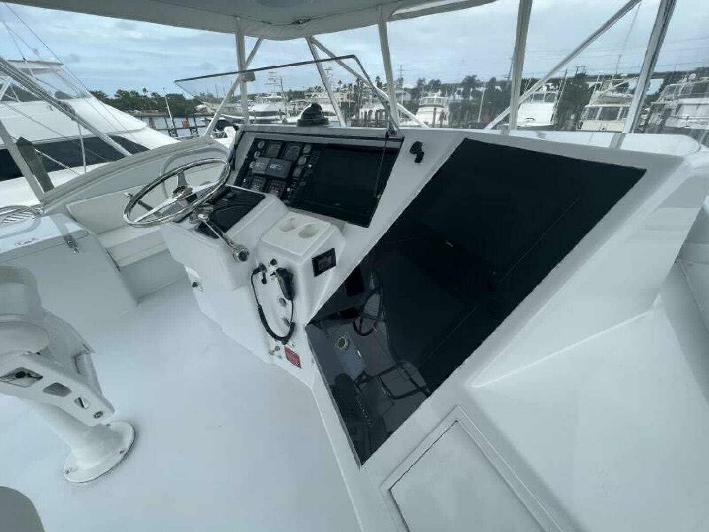Hatteras SF Down Time - Helm