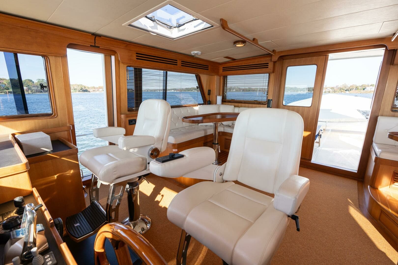 Marlow 72 GRIFFIN - Command Bridge Helm