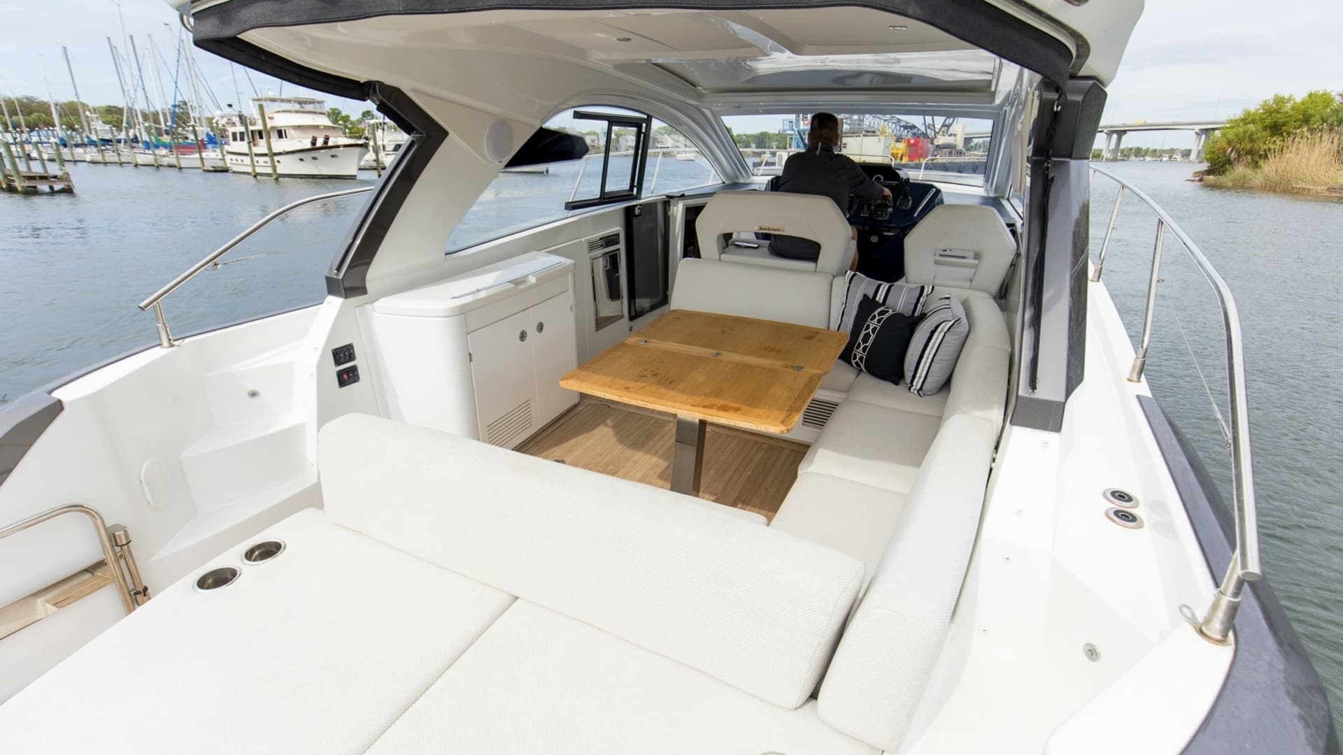 2022 Beneteau 41 Grand Turismo War Downs Eagle Topside (9)