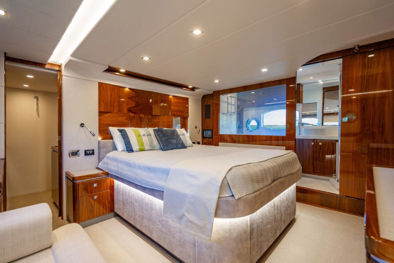 2022 Riviera 6000 Sport Yacht Platinum Edition