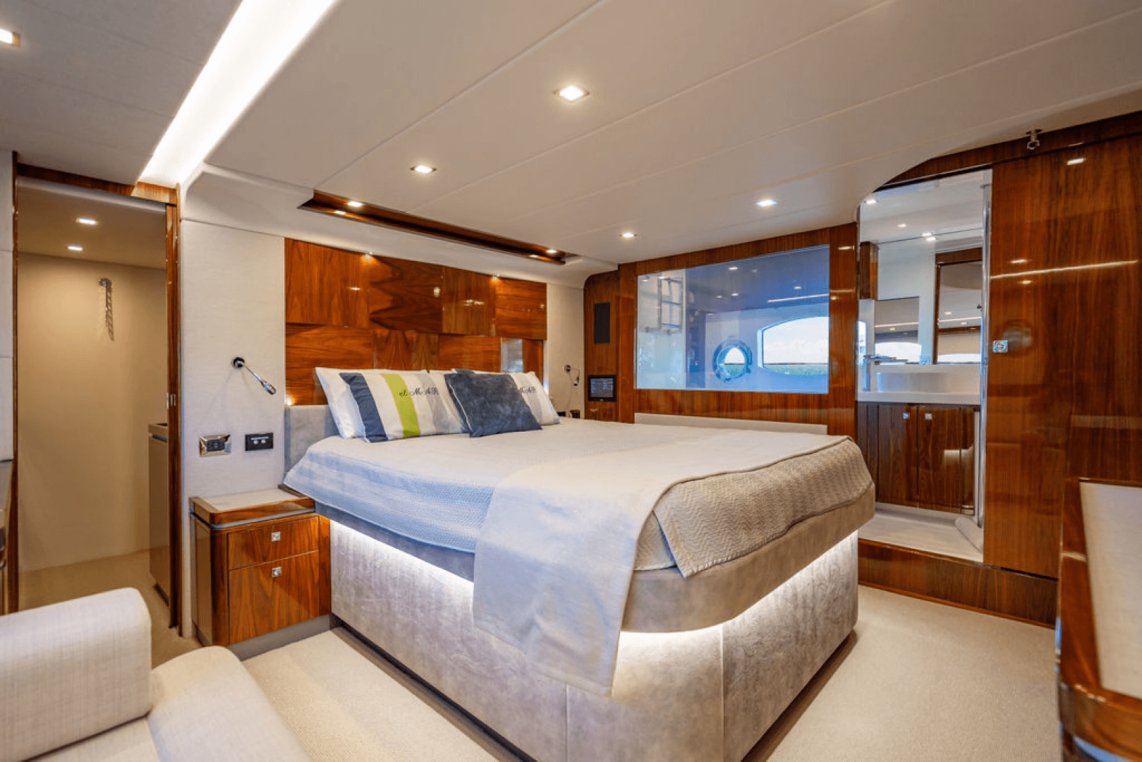 2022 Riviera 6000 Sport Yacht Platinum Edition