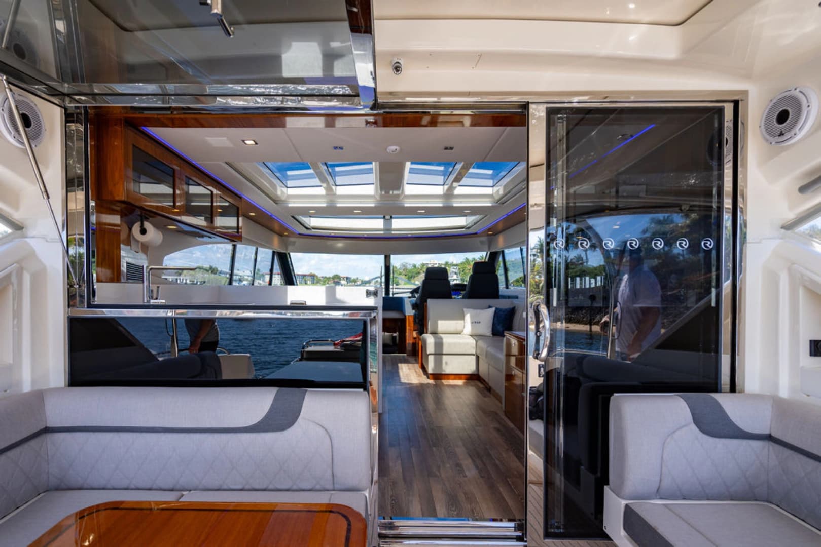 2022 Riviera 6000 Sport Yacht Platinum Edition
