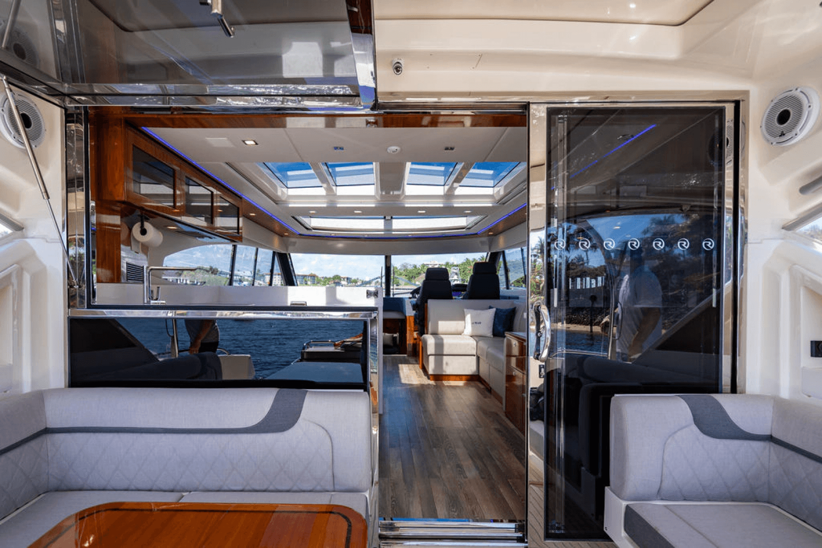2022 Riviera 6000 Sport Yacht Platinum Edition