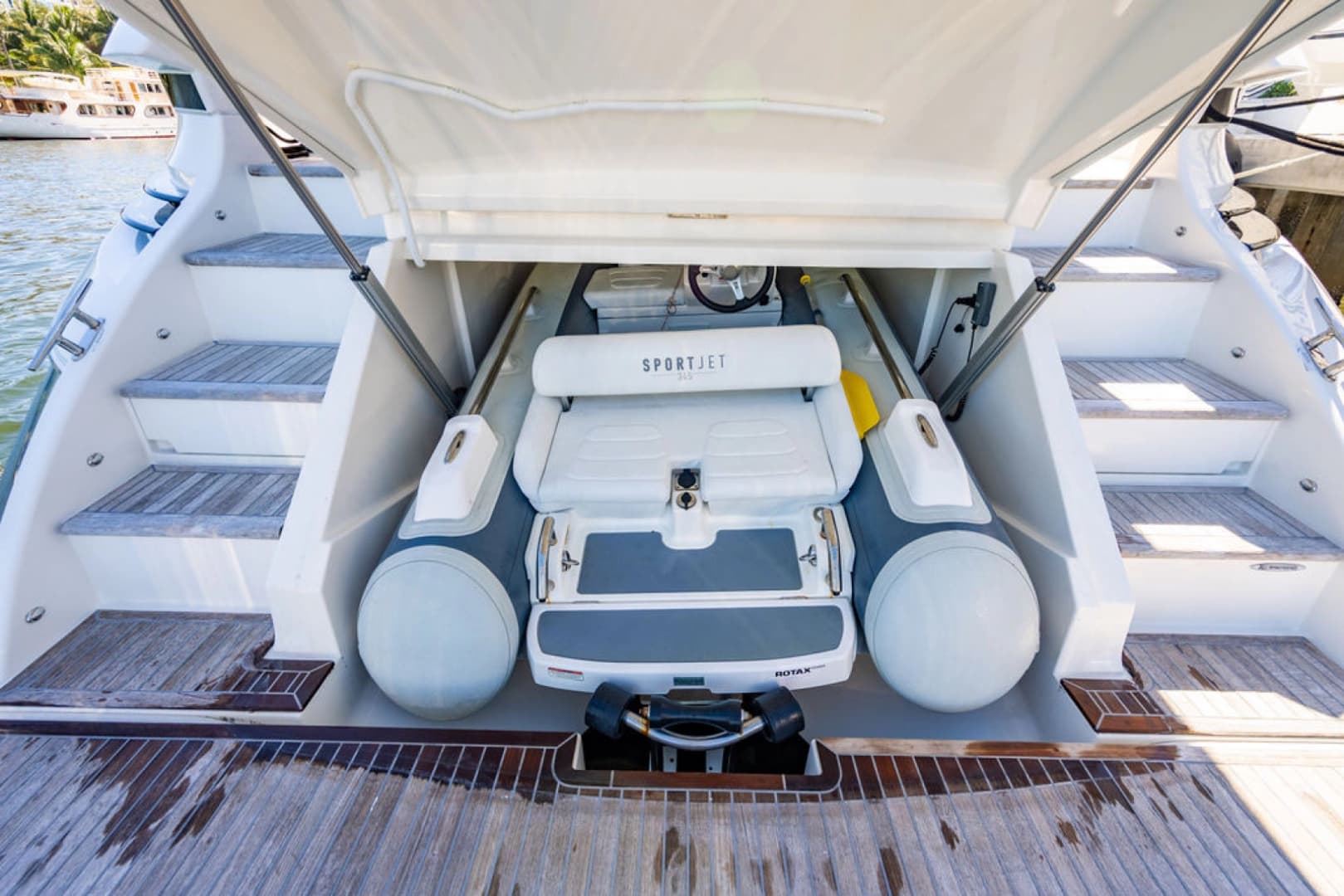2022 Riviera 6000 Sport Yacht Platinum Edition