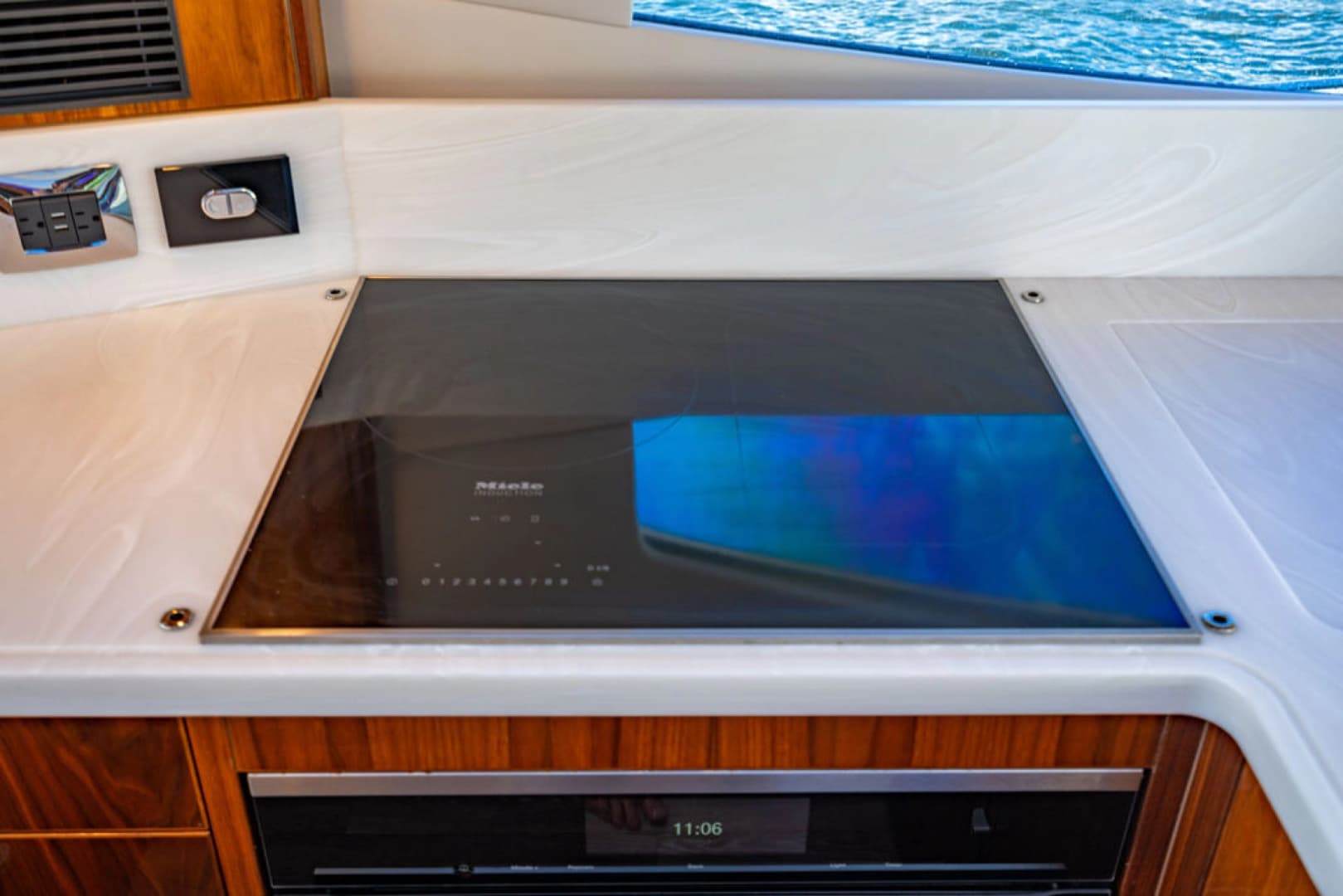 2022 Riviera 6000 Sport Yacht Platinum Edition