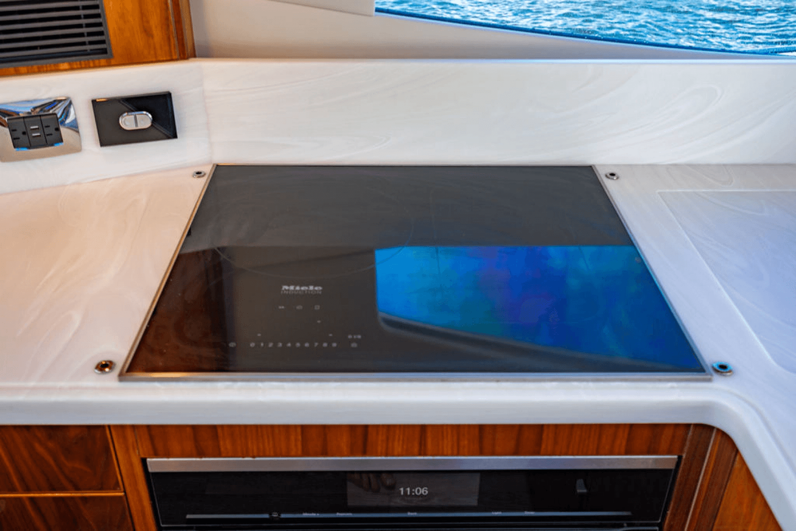 2022 Riviera 6000 Sport Yacht Platinum Edition