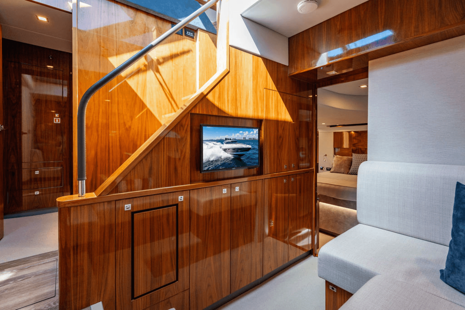 2022 Riviera 6000 Sport Yacht Platinum Edition