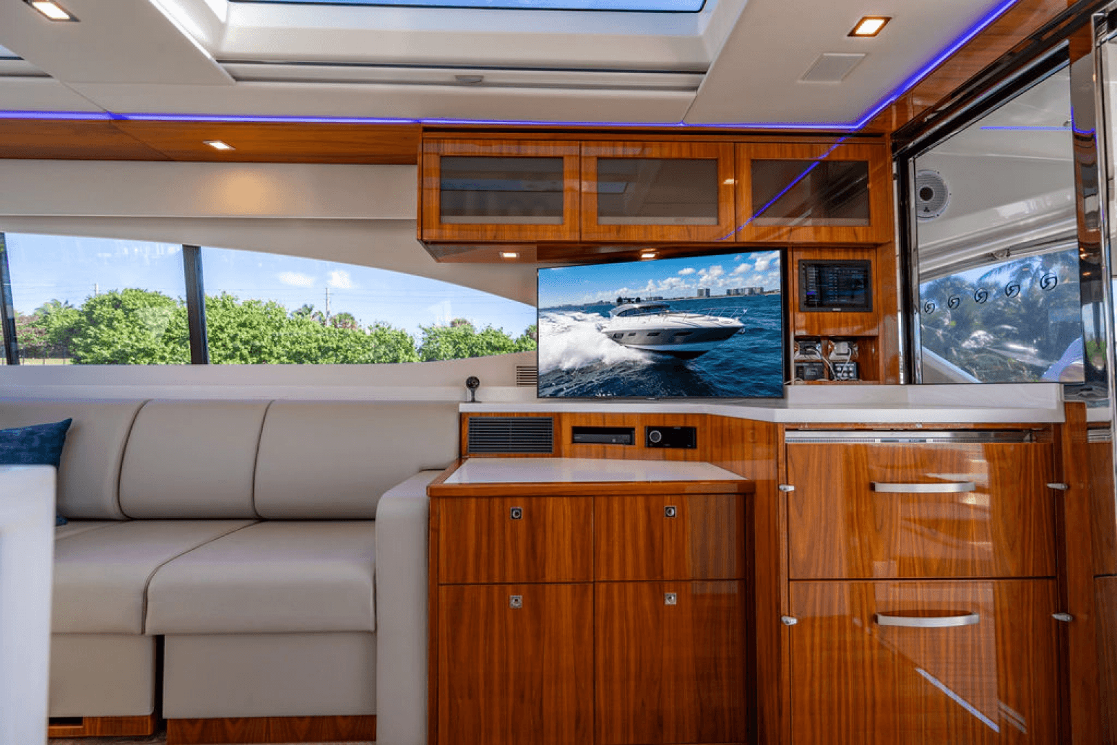 2022 Riviera 6000 Sport Yacht Platinum Edition