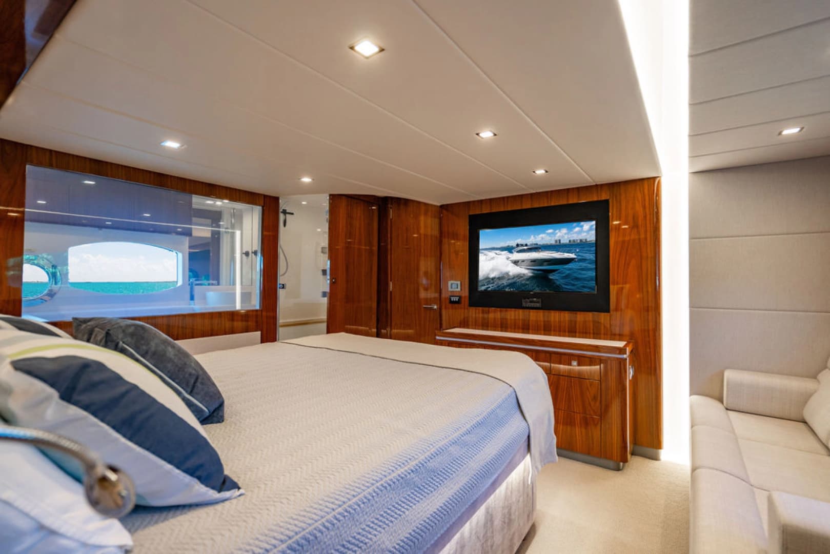 2022 Riviera 6000 Sport Yacht Platinum Edition