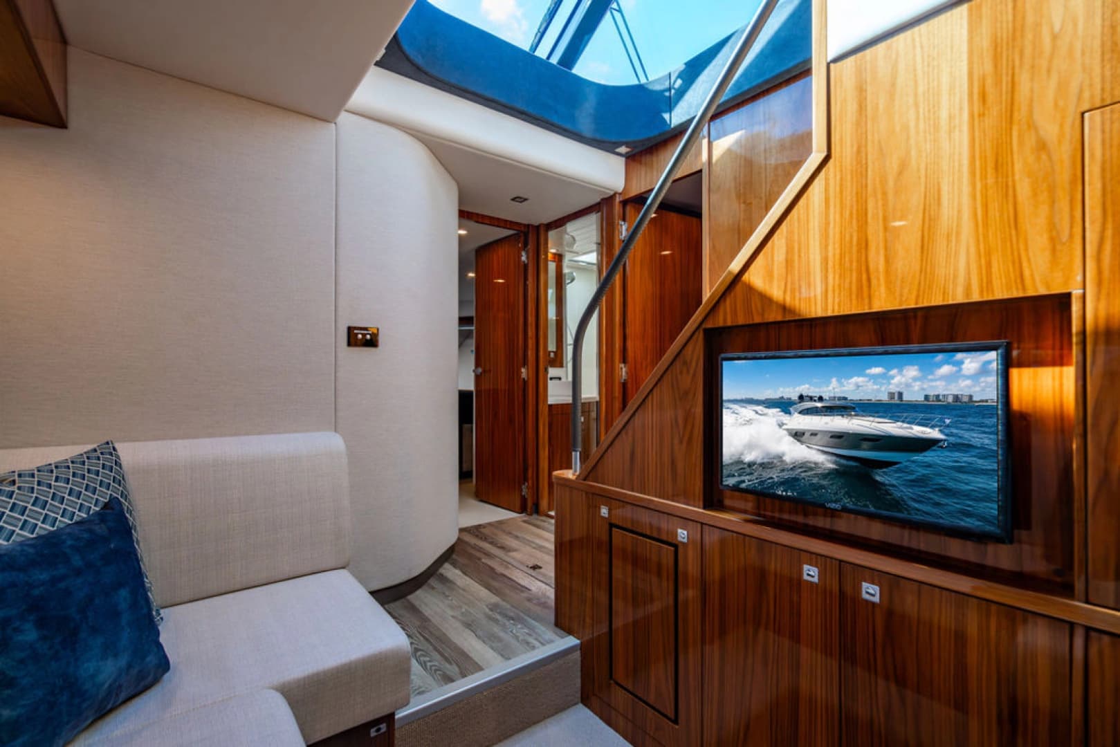 2022 Riviera 6000 Sport Yacht Platinum Edition