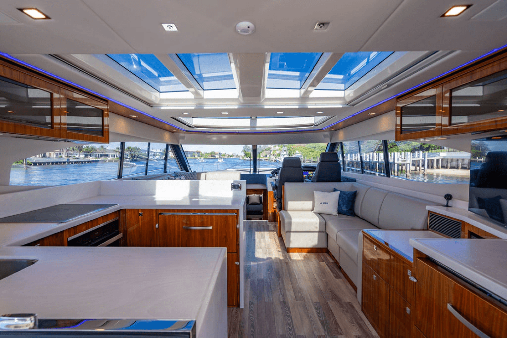 2022 Riviera 6000 Sport Yacht Platinum Edition