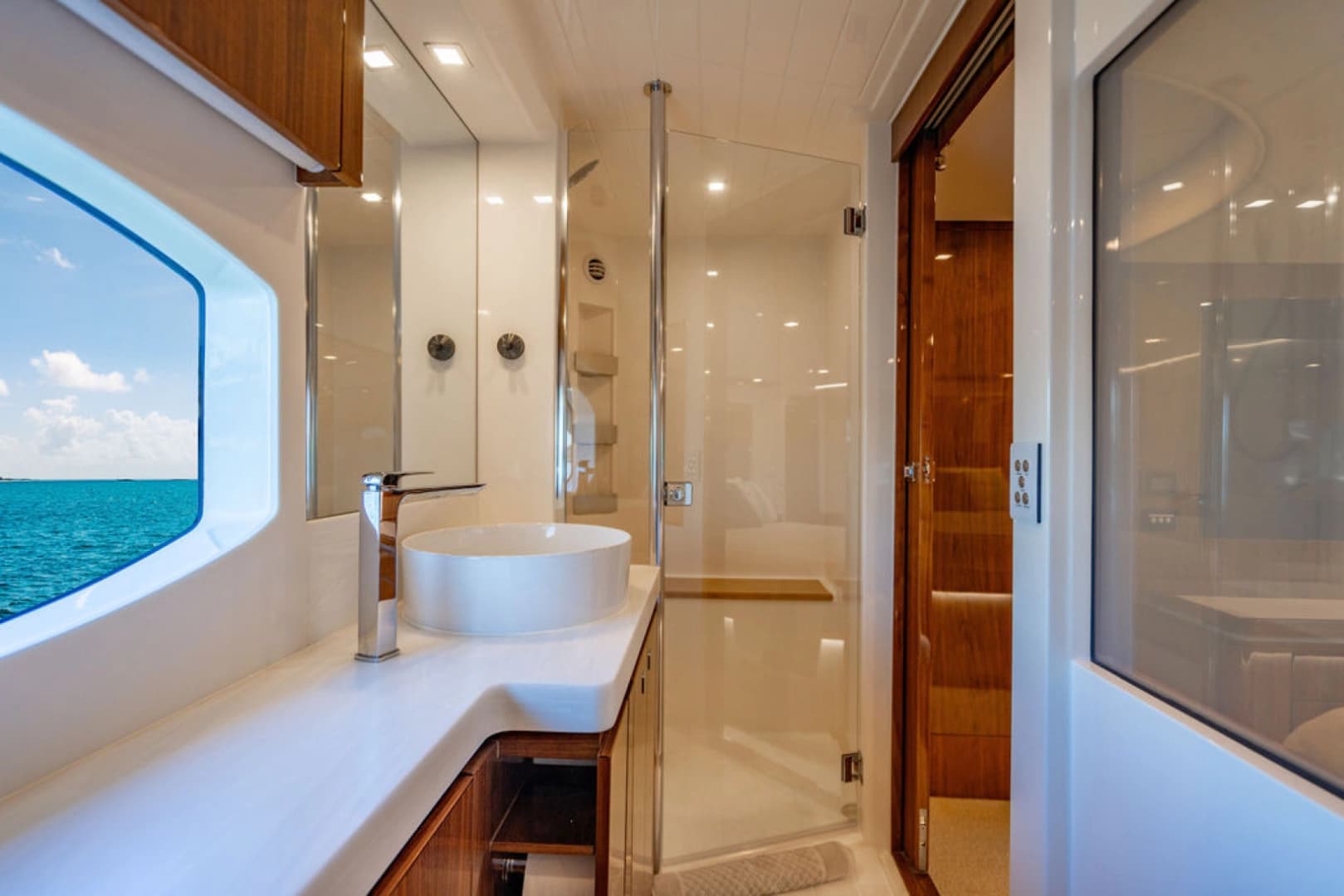 2022 Riviera 6000 Sport Yacht Platinum Edition