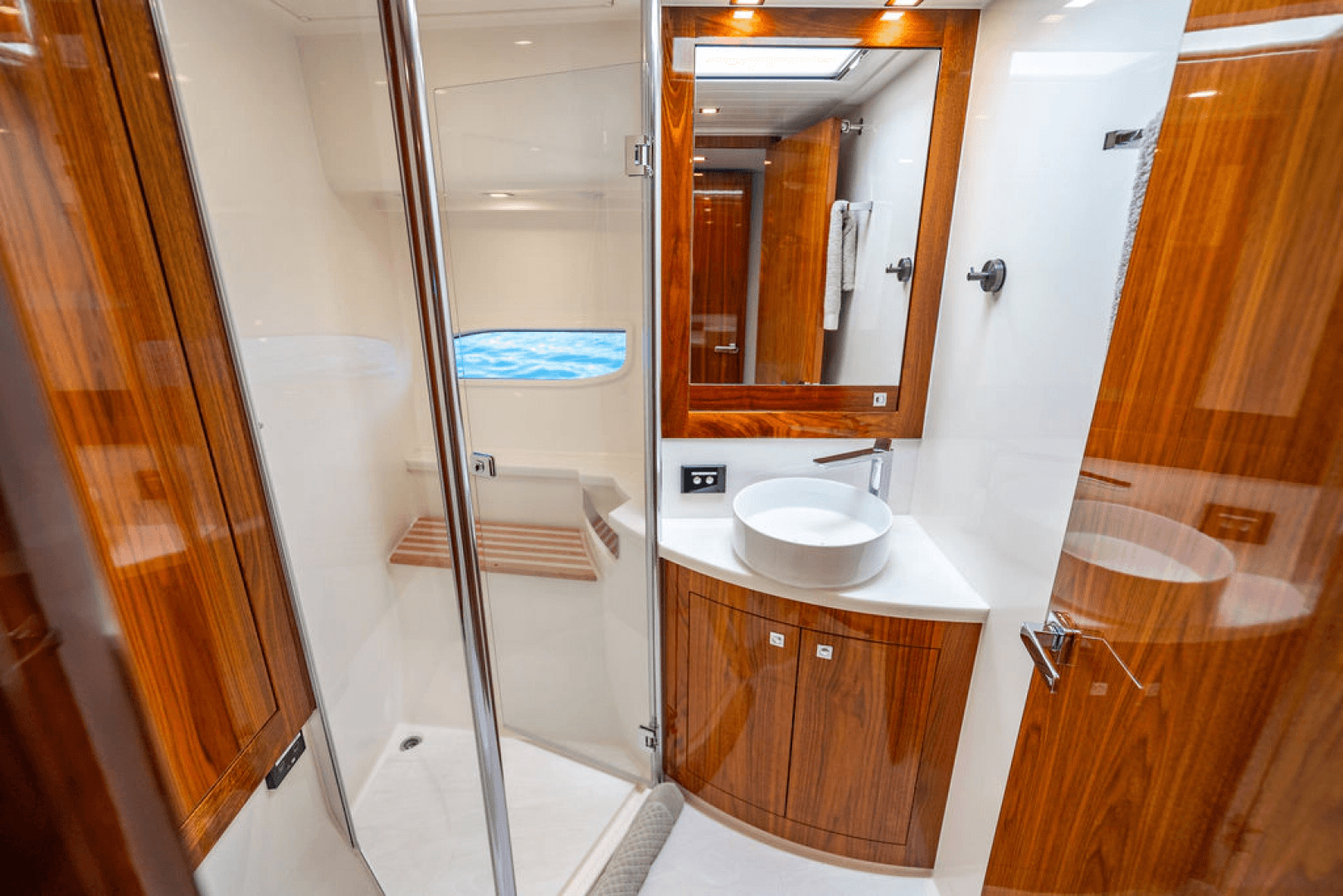 2022 Riviera 6000 Sport Yacht Platinum Edition