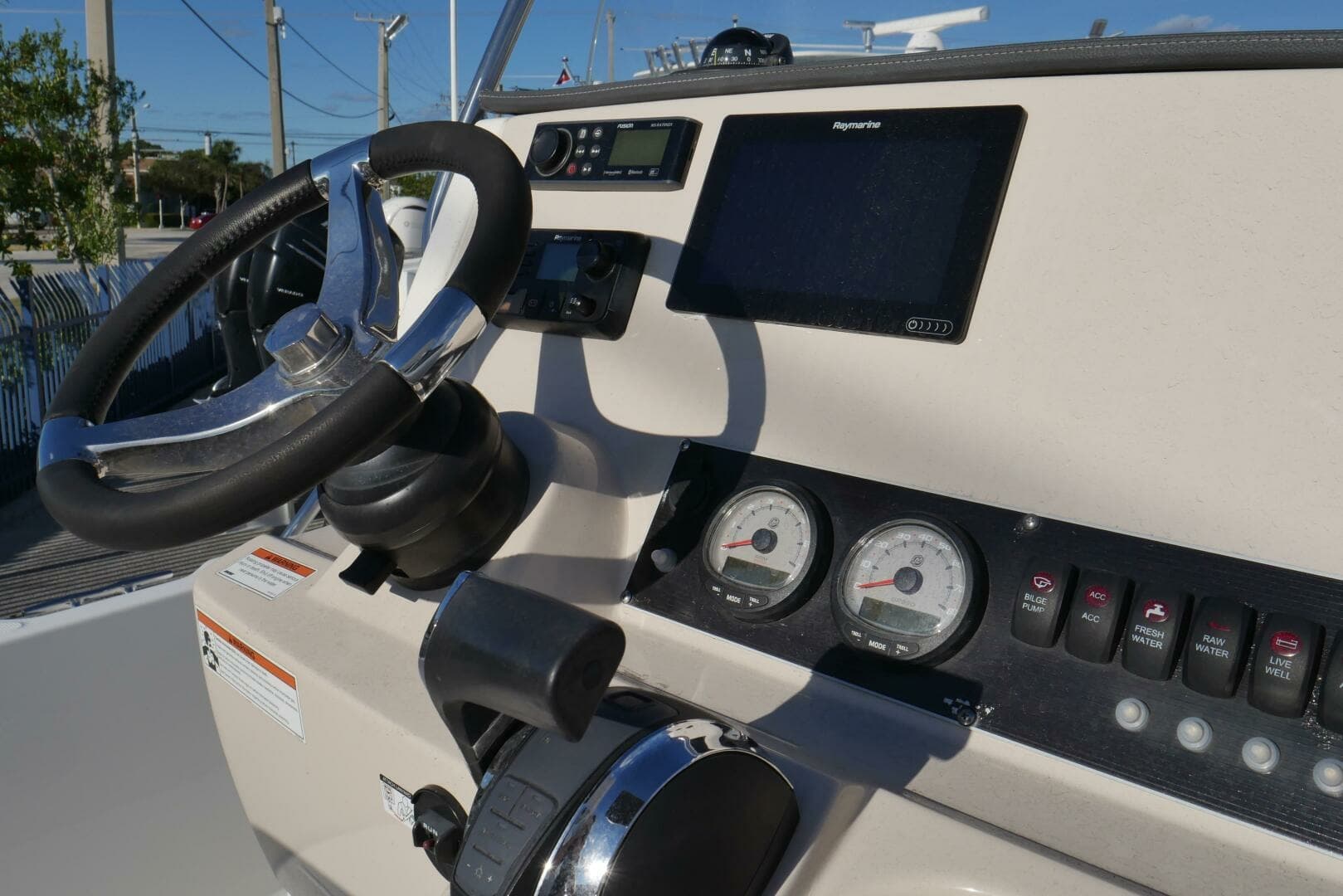 Boston Whaler 31 - CHUCK - Helm Station