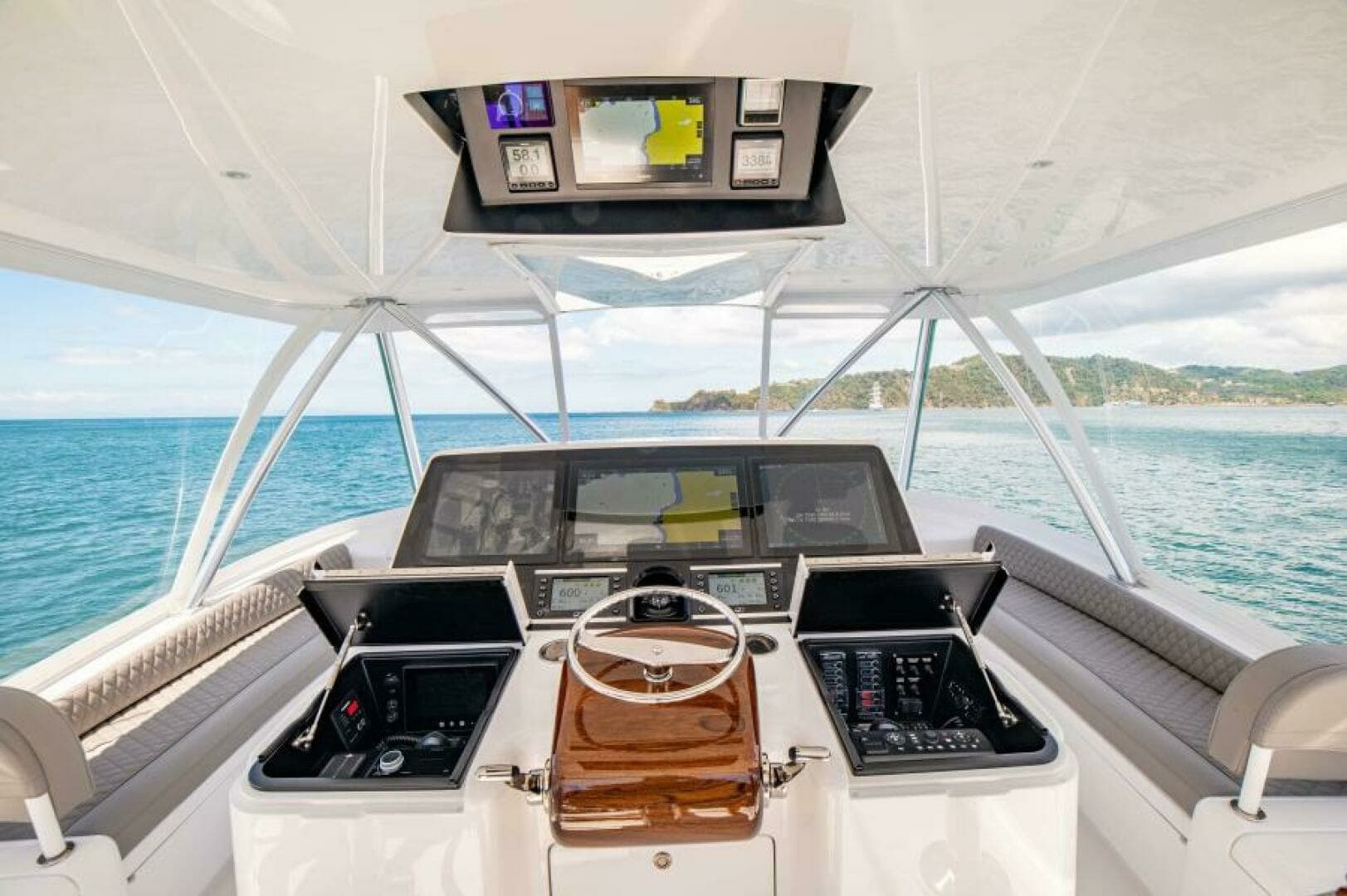 2023 Viking 64 Convertible Helm